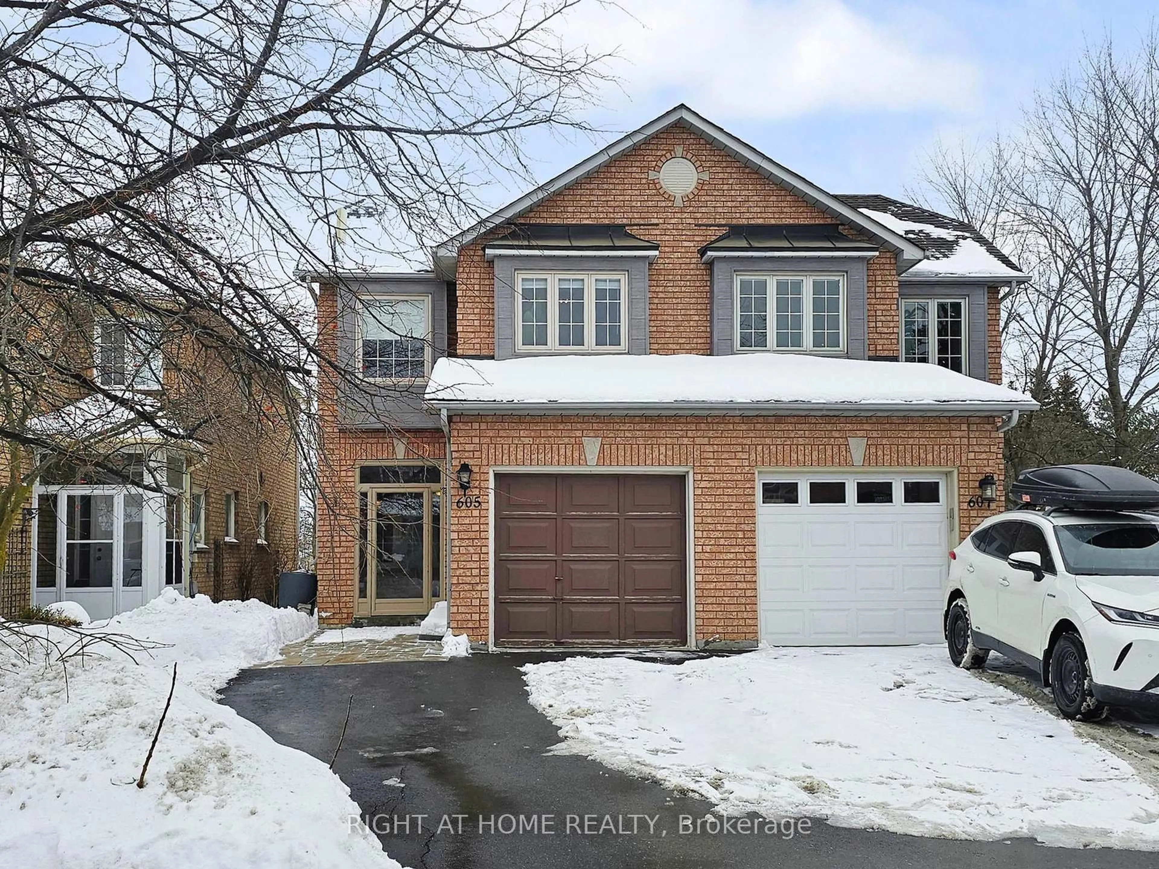 Home with brick exterior material, street for 605 Willowick Dr, Newmarket Ontario L3X 2A9