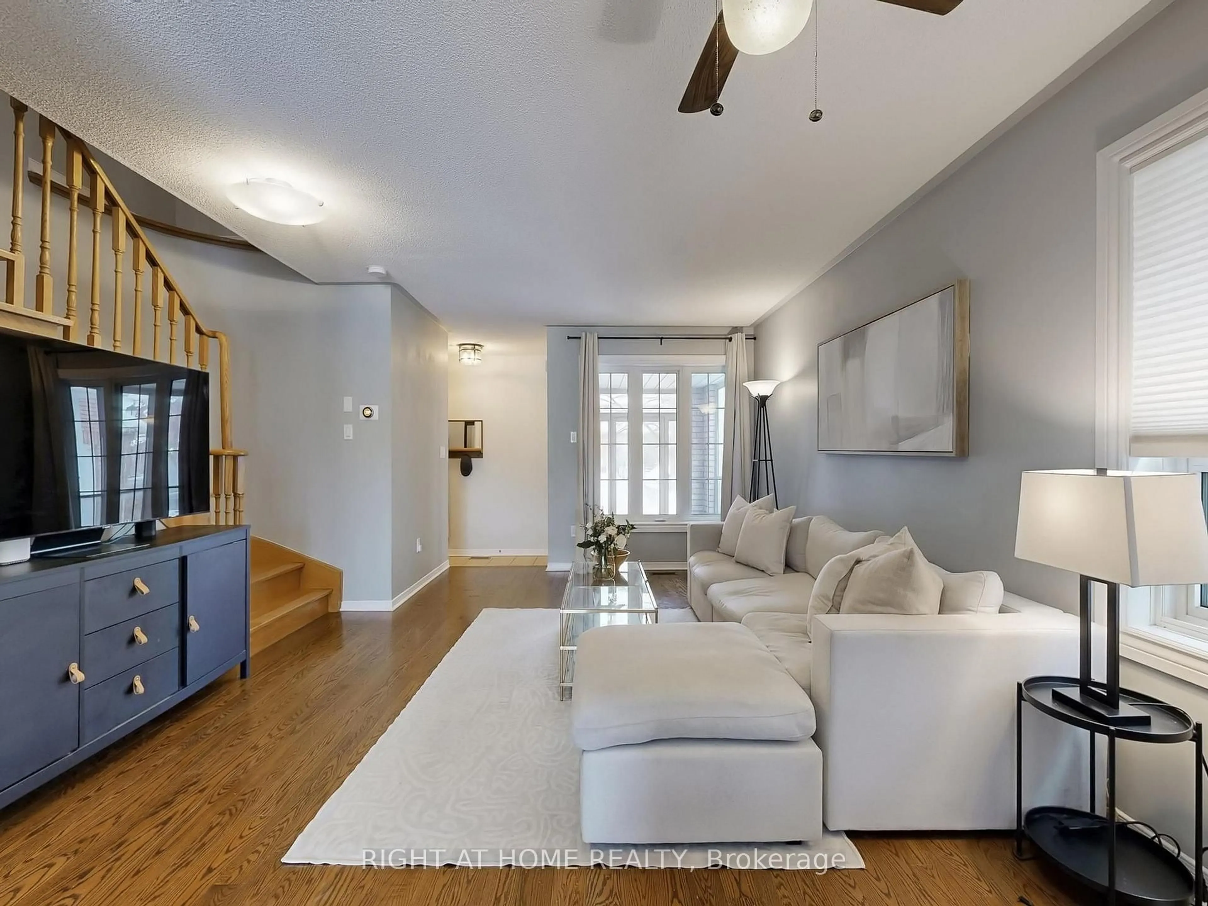 Living room with furniture, unknown for 605 Willowick Dr, Newmarket Ontario L3X 2A9