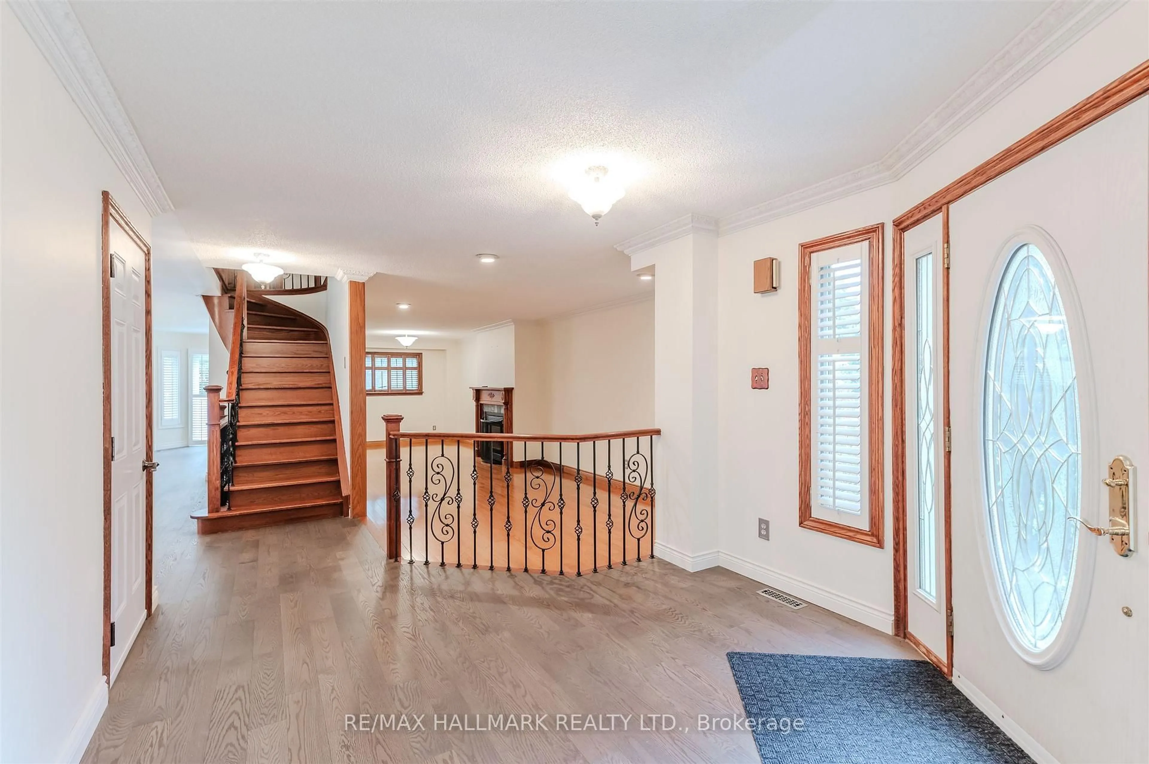 Indoor foyer for 145 Old Surrey Lane, Richmond Hill Ontario L4C 6R9