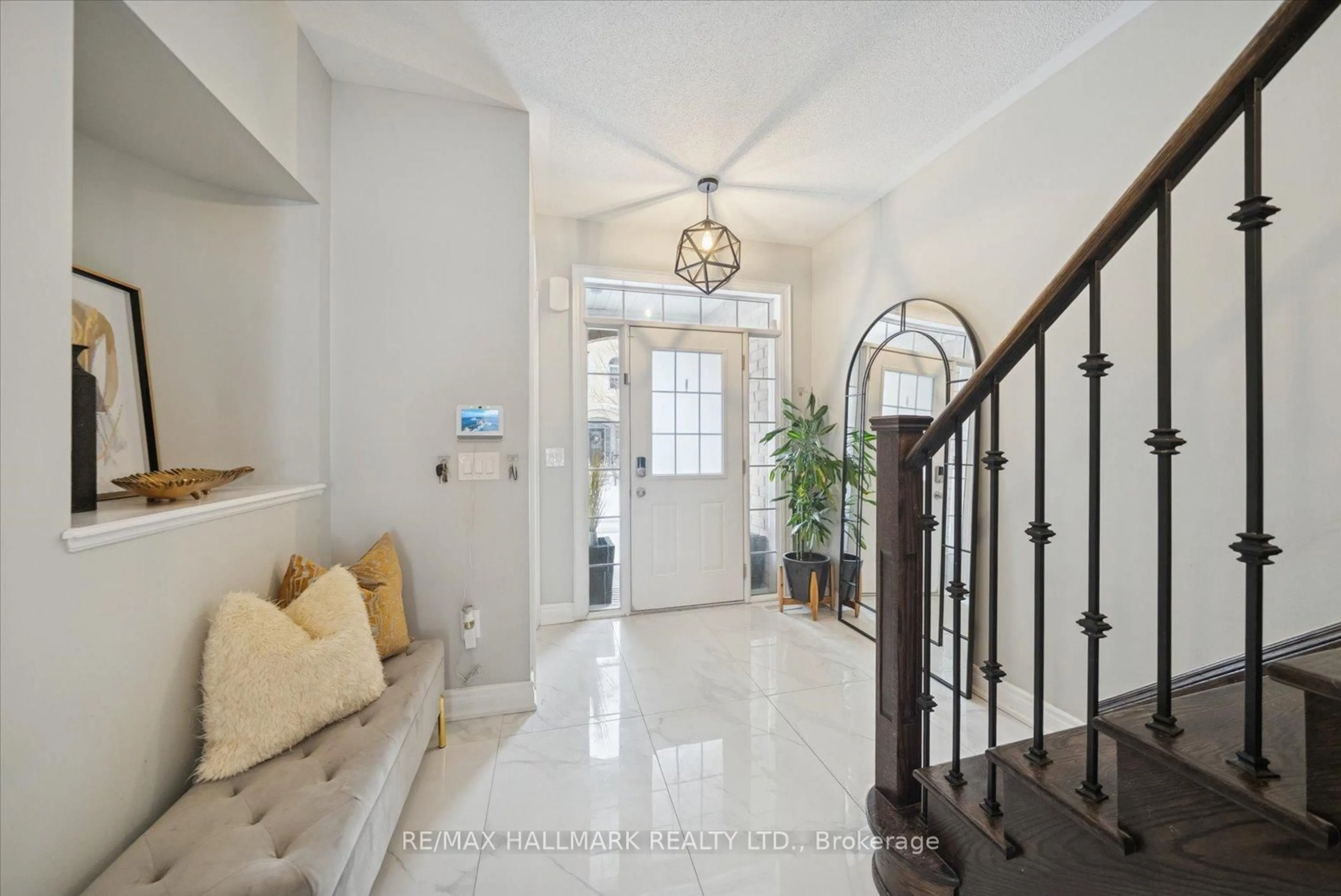 Indoor entryway for 62 Ruffle Lane, Richmond Hill Ontario L4E 0W3