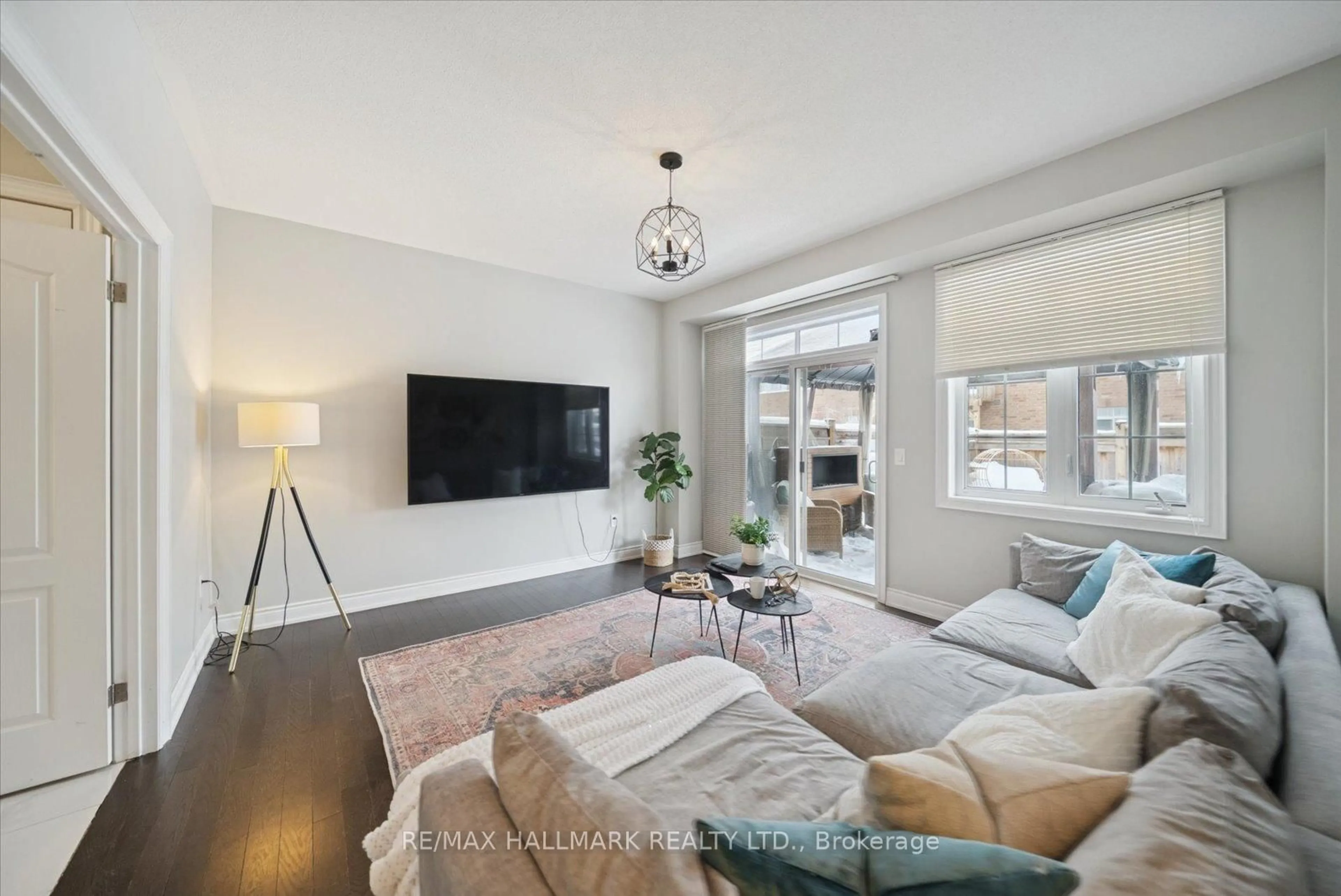 Living room with furniture, unknown for 62 Ruffle Lane, Richmond Hill Ontario L4E 0W3