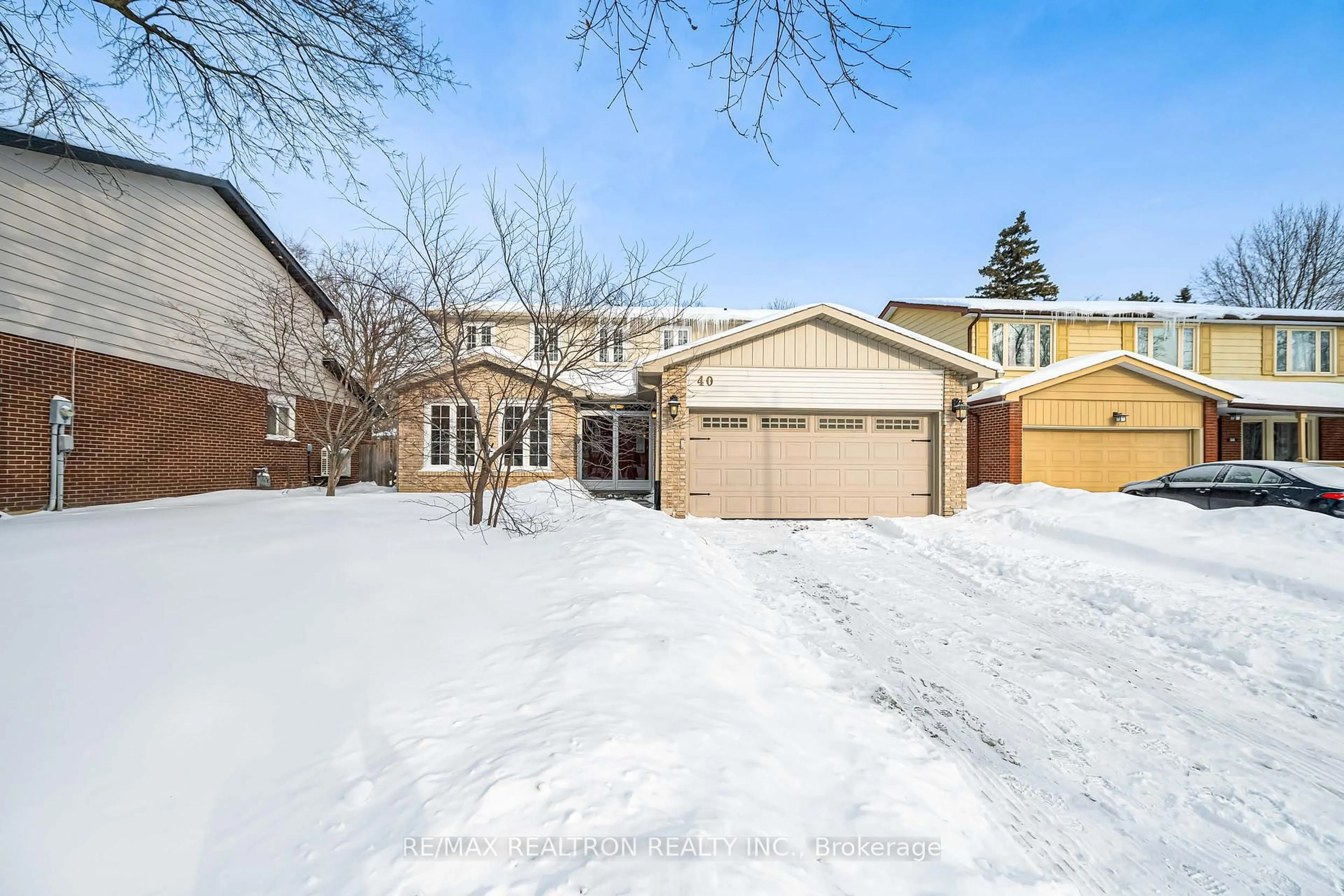 A pic from outside/outdoor area/front of a property/back of a property/a pic from drone, street for 40 Ferrah St, Markham Ontario L3R 1N5