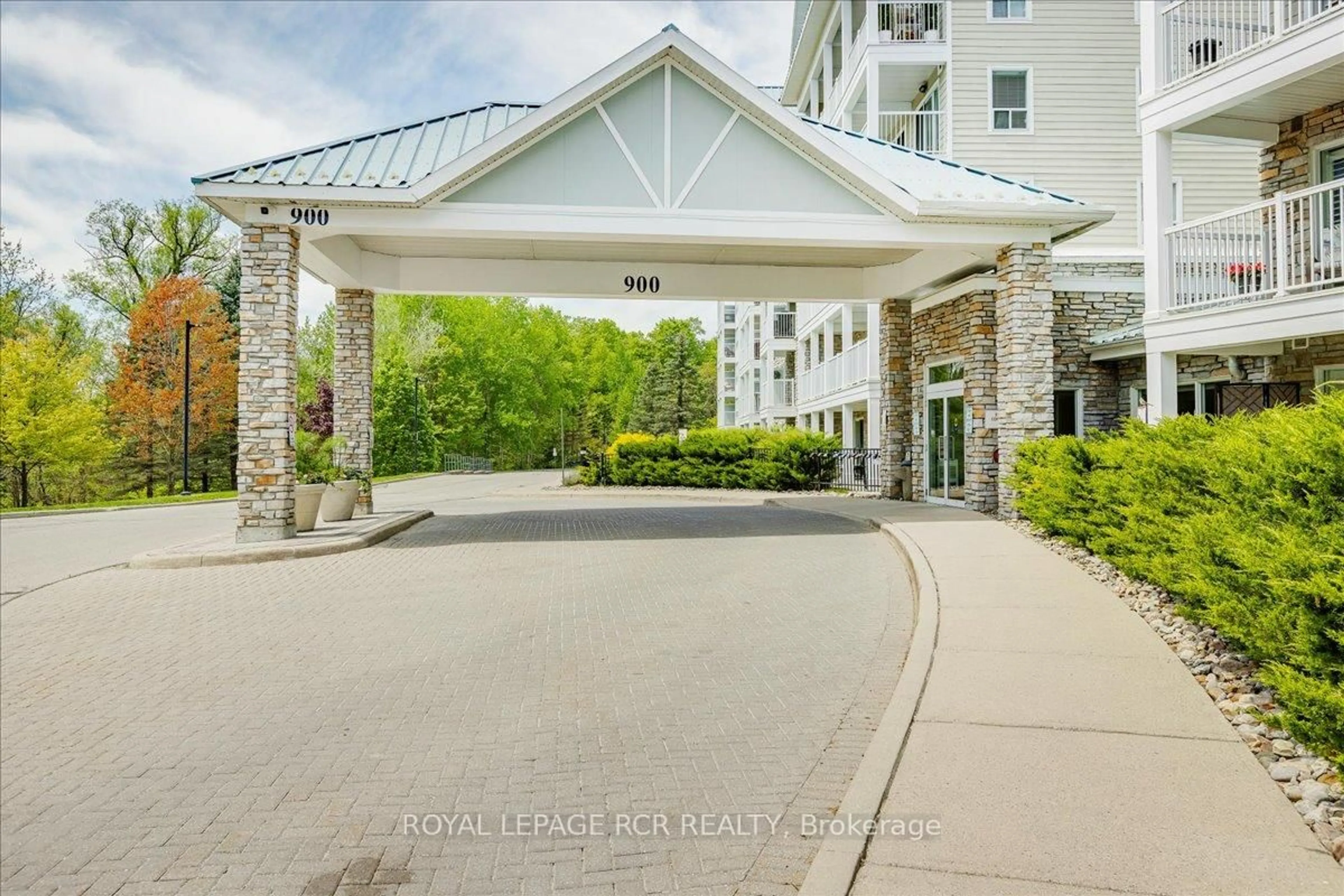 Indoor foyer for 900 Bogart Mill Tr #212, Newmarket Ontario L3Y 8V5