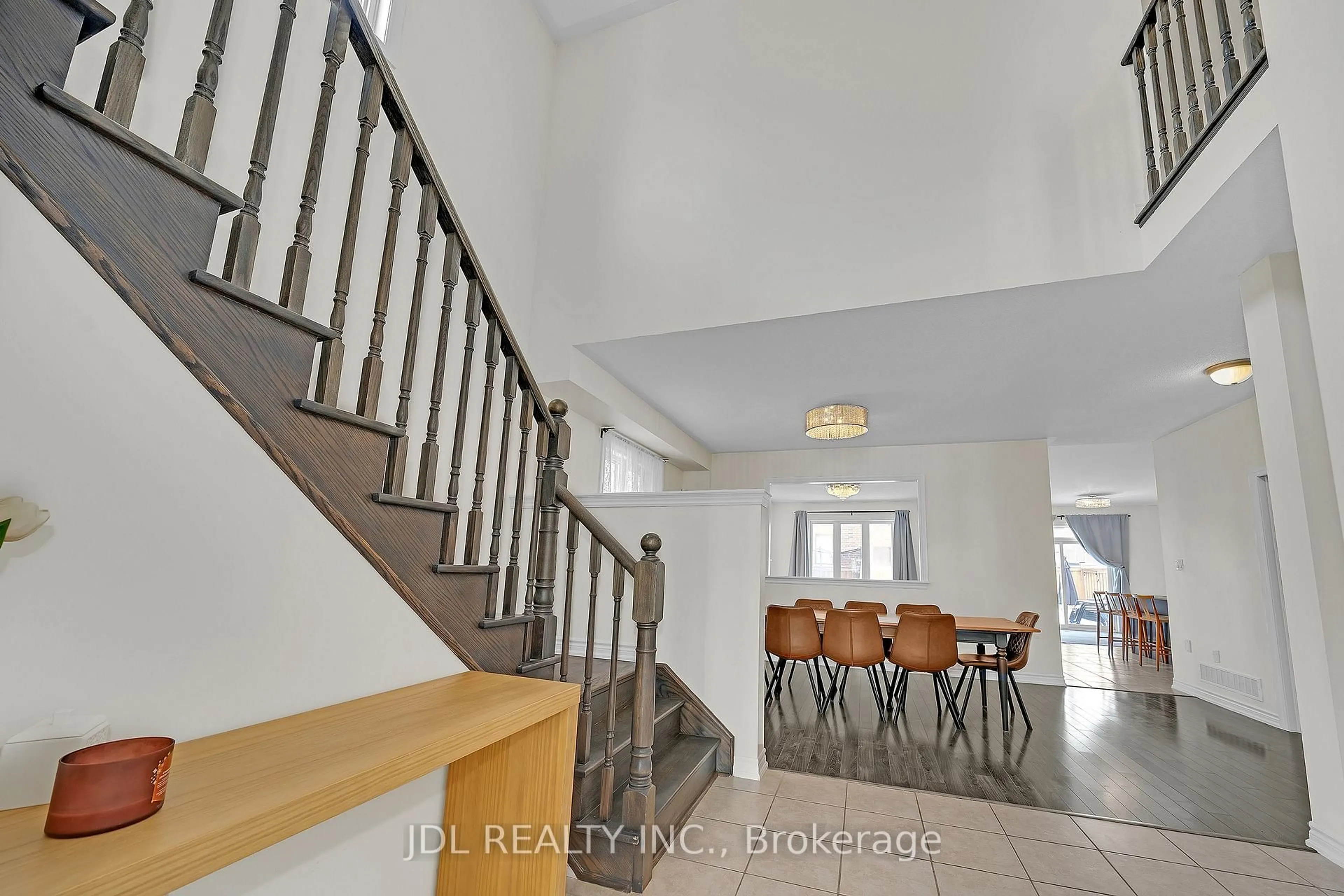 Indoor foyer for 376 Miller Park Ave, Bradford West Gwillimbury Ontario L3Z 3J2