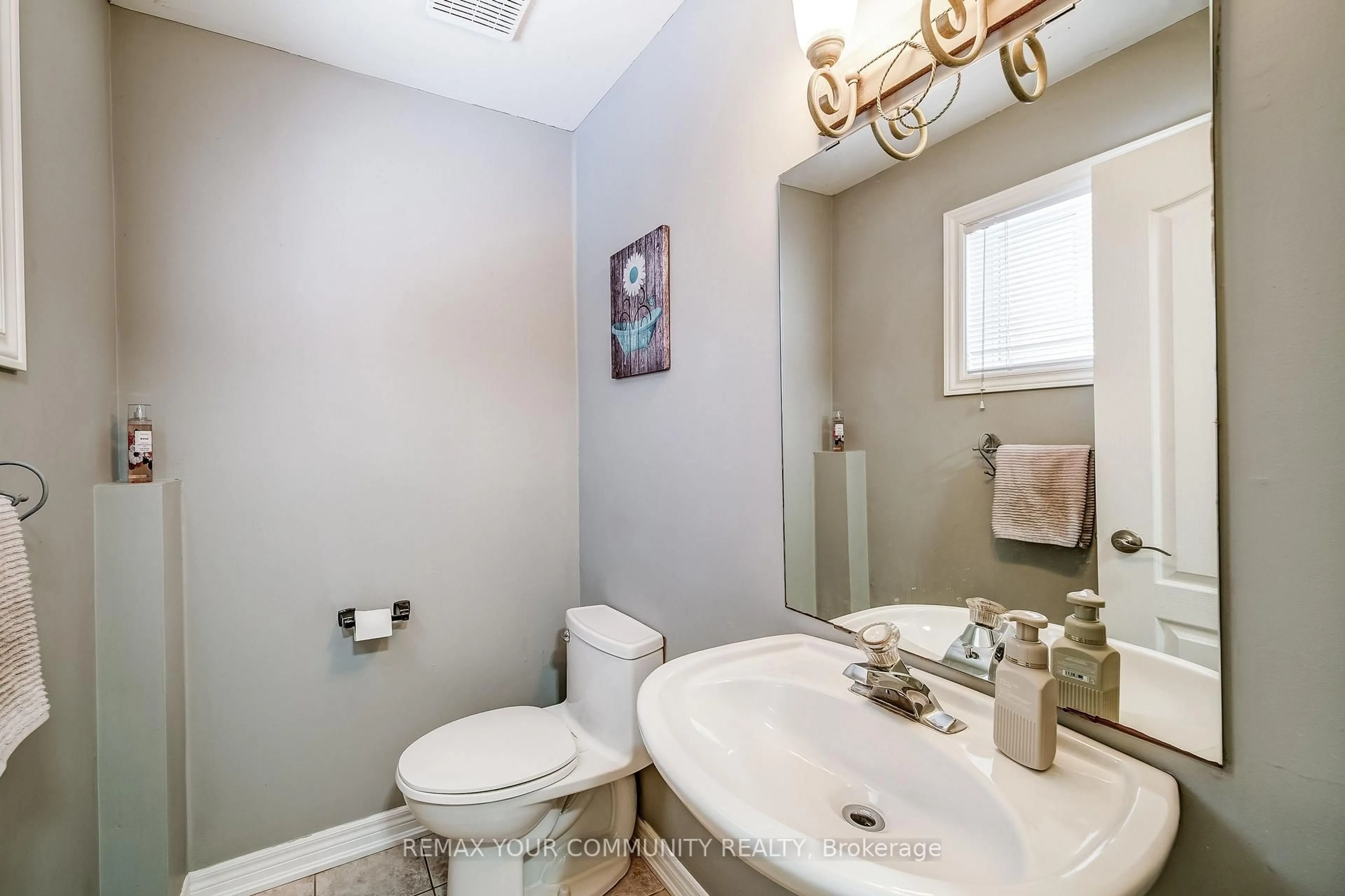 Standard bathroom, ceramic/tile floor for 93 Amberview Dr, Georgina Ontario L4P 3Y4