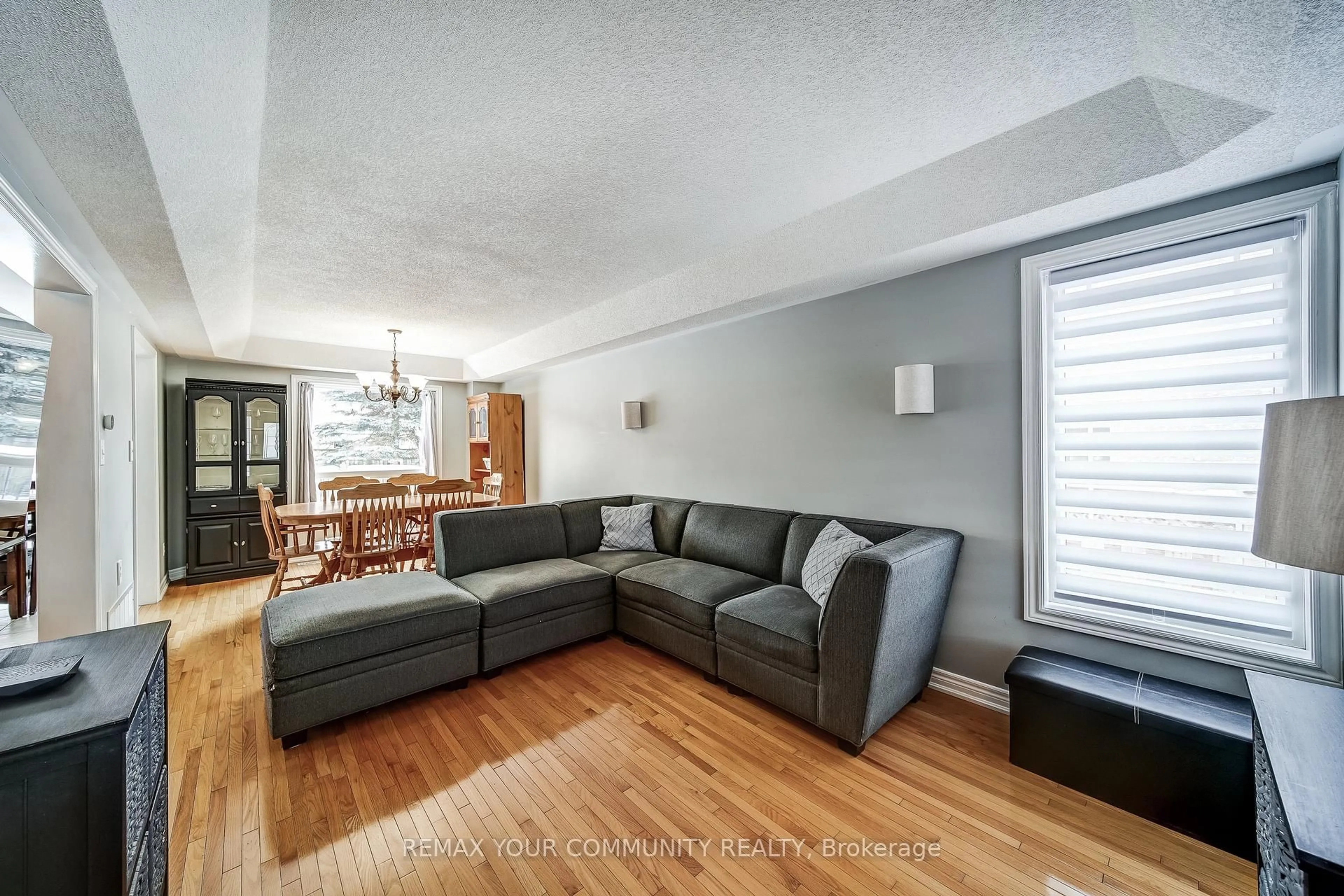 Living room with furniture, unknown for 93 Amberview Dr, Georgina Ontario L4P 3Y4