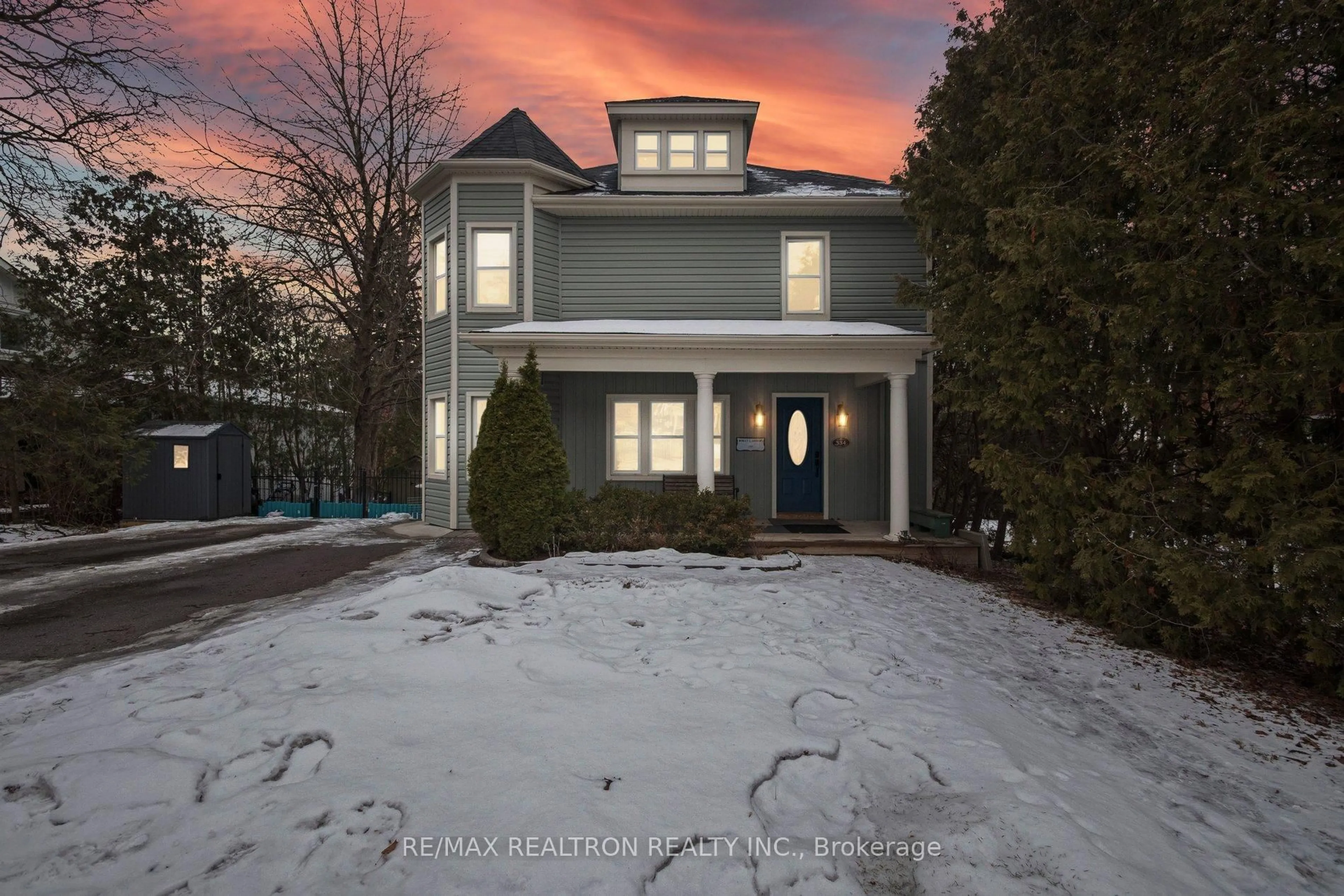 A pic from outside/outdoor area/front of a property/back of a property/a pic from drone, street for 334 Prospect St, Newmarket Ontario L3Y 3V4