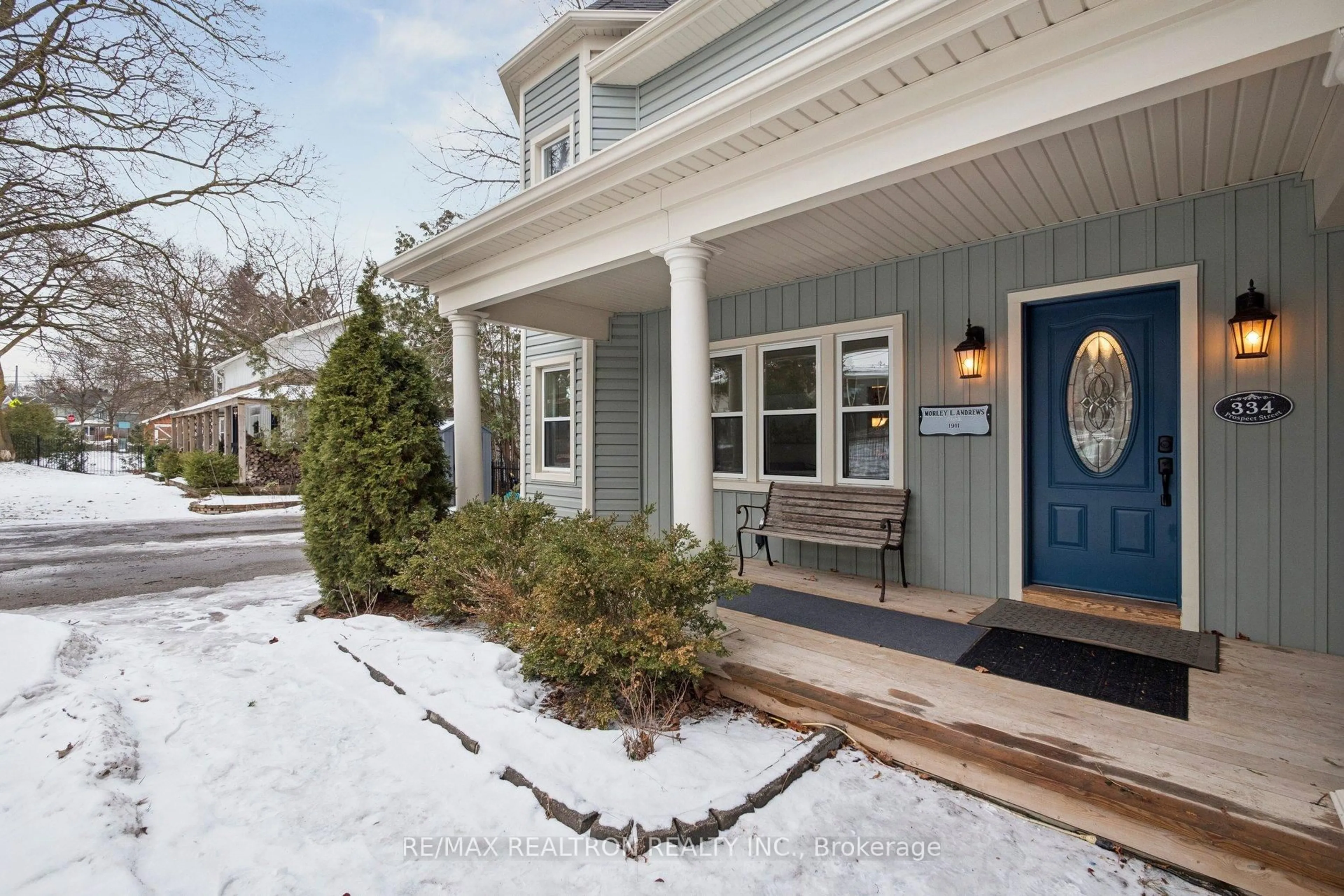 Indoor entryway for 334 Prospect St, Newmarket Ontario L3Y 3V4