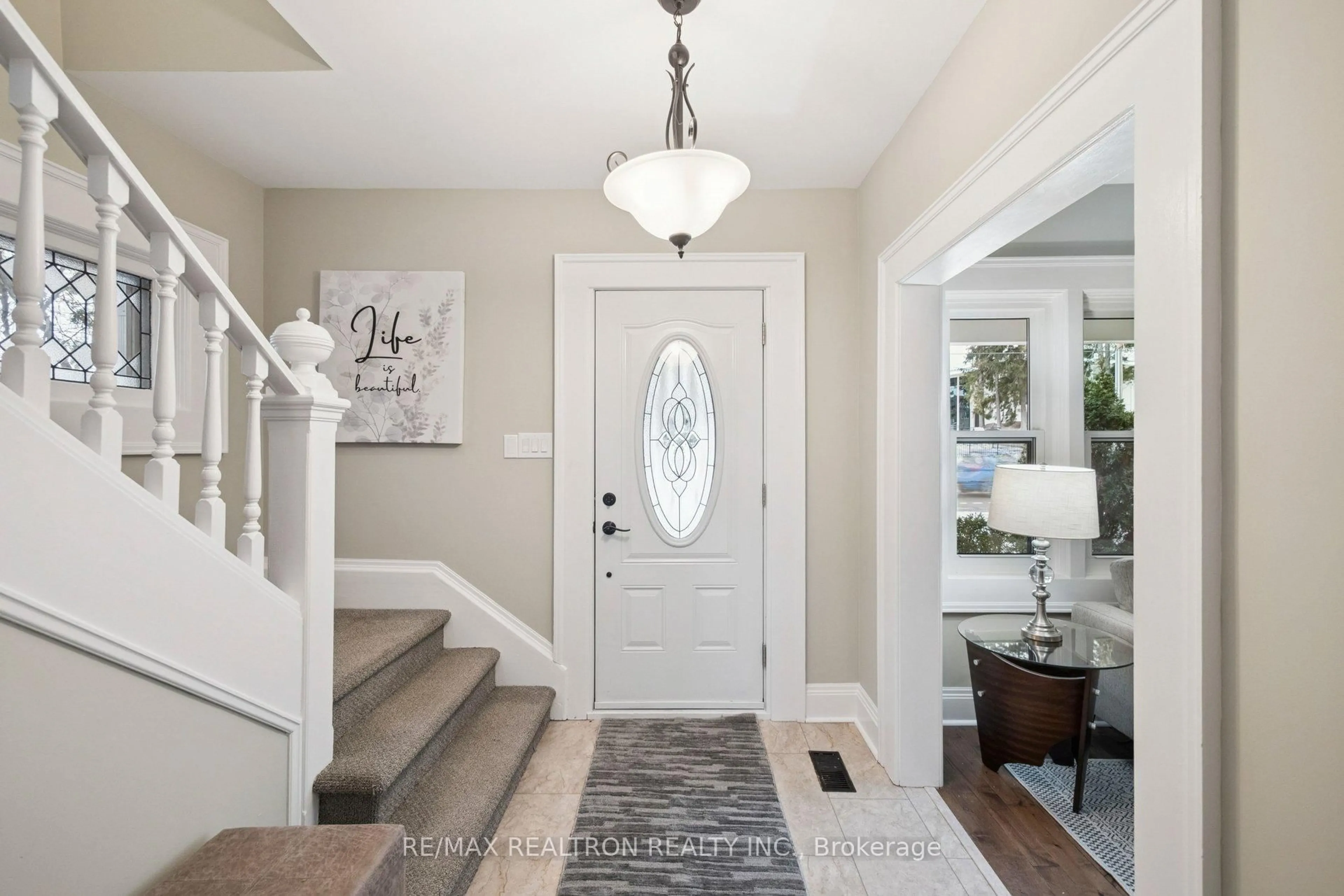 Indoor entryway for 334 Prospect St, Newmarket Ontario L3Y 3V4
