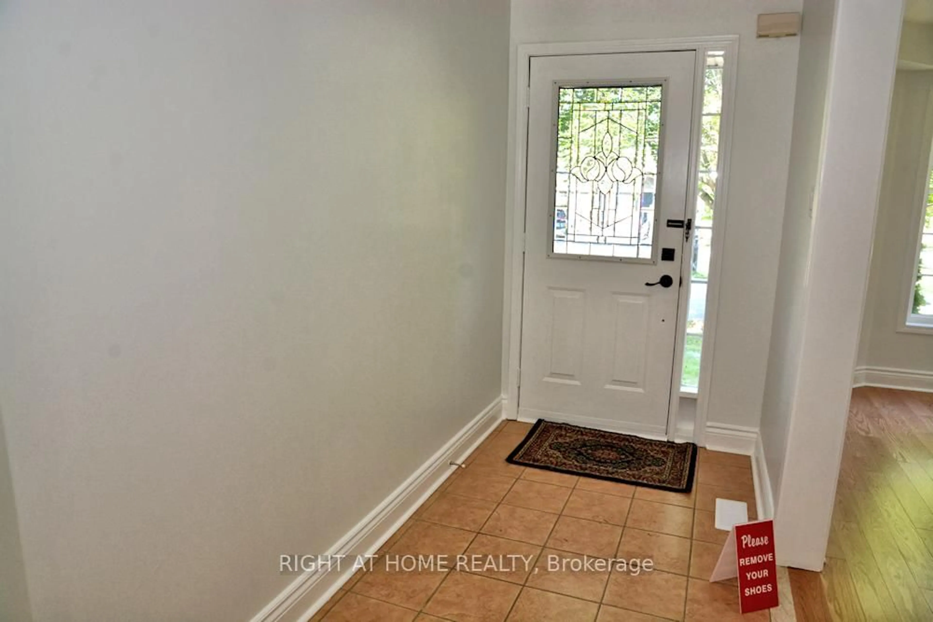 Indoor entryway for 242 Flagstone Way, Newmarket Ontario L3X 2Y2