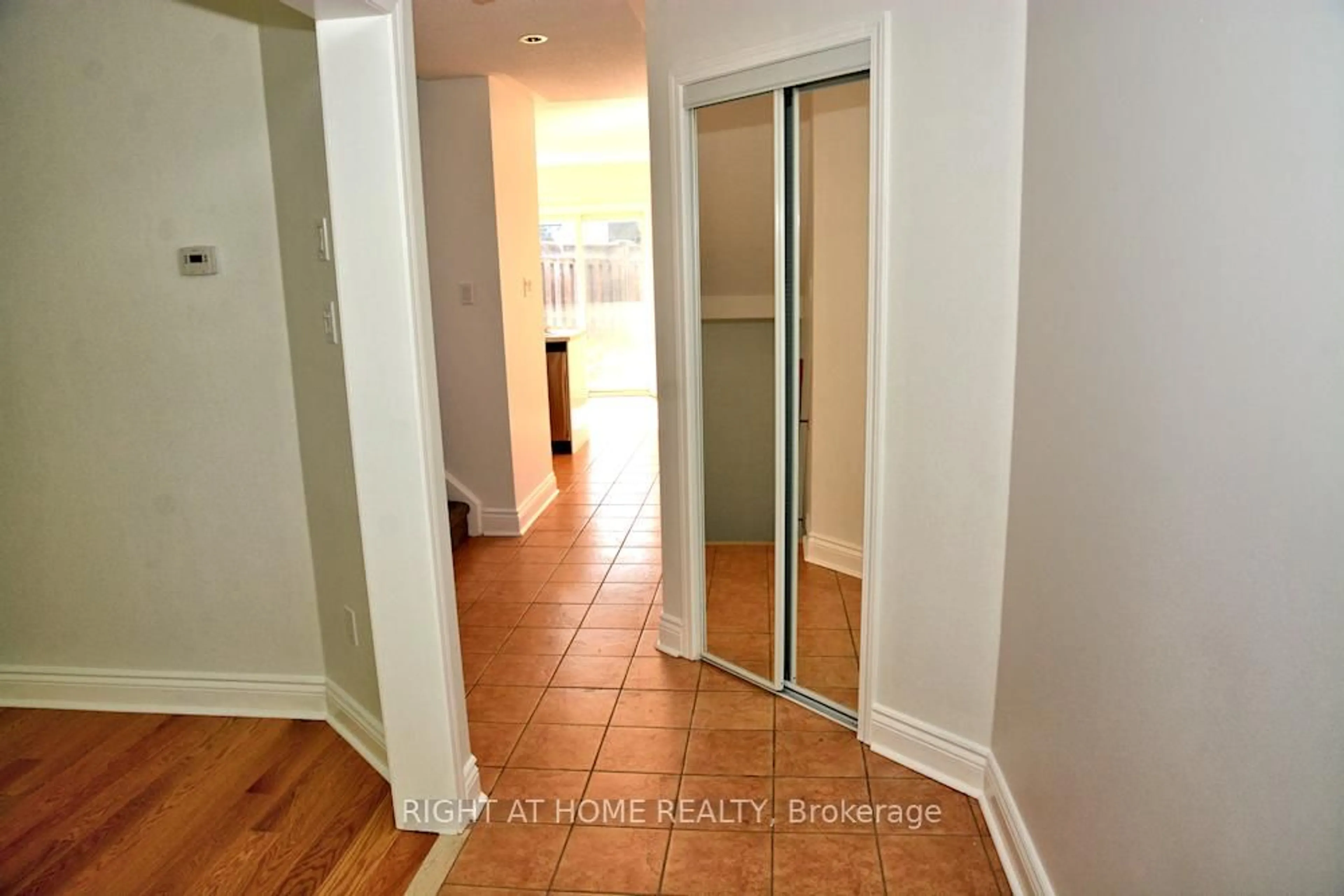 Indoor entryway for 242 Flagstone Way, Newmarket Ontario L3X 2Y2