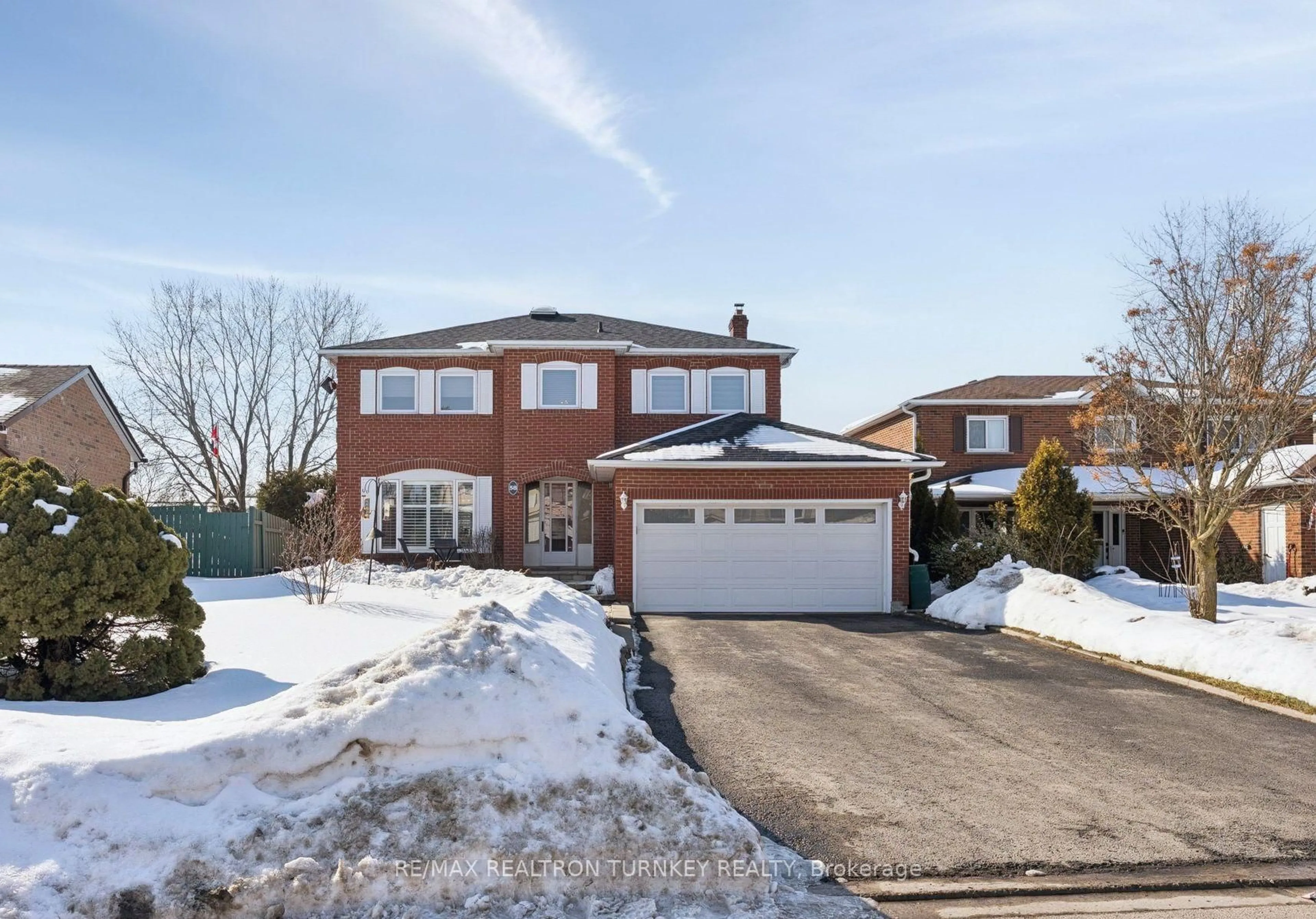 A pic from outside/outdoor area/front of a property/back of a property/a pic from drone, street for 58 Howlett Ave, Newmarket Ontario L3Y 5S5