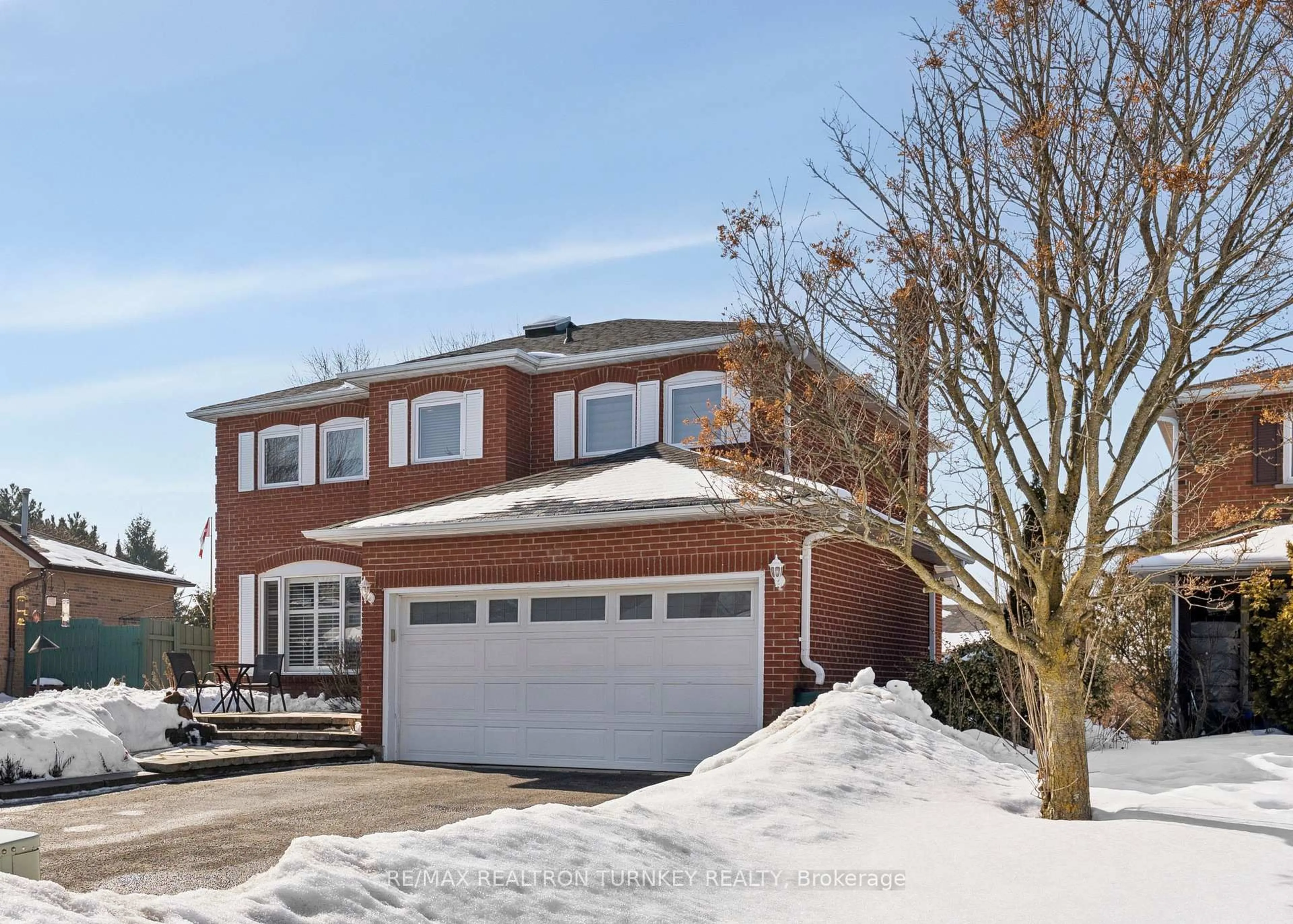 Home with brick exterior material, street for 58 Howlett Ave, Newmarket Ontario L3Y 5S5