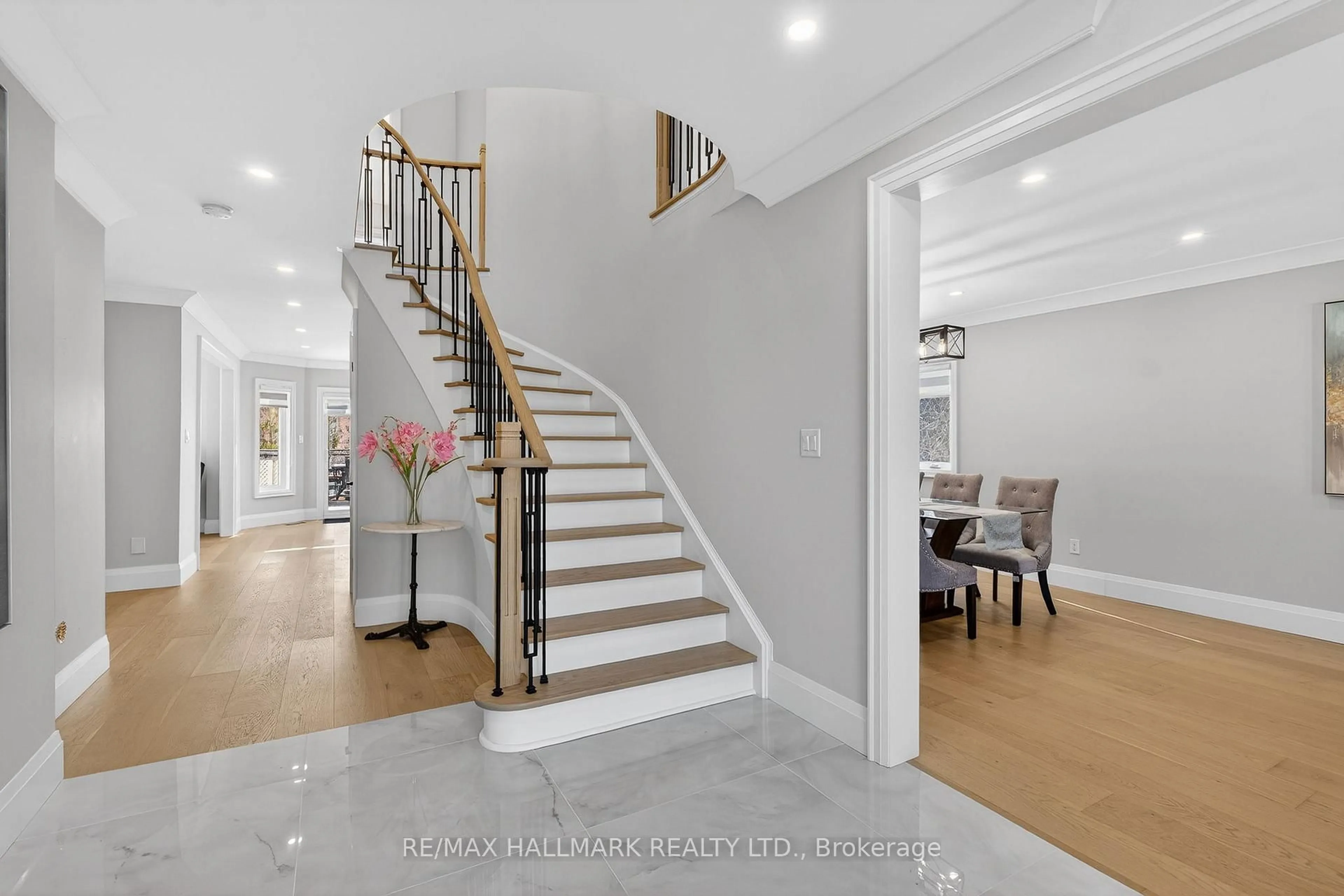 Indoor entryway for 372 Crofters Rd, Vaughan Ontario L4L 8Y3