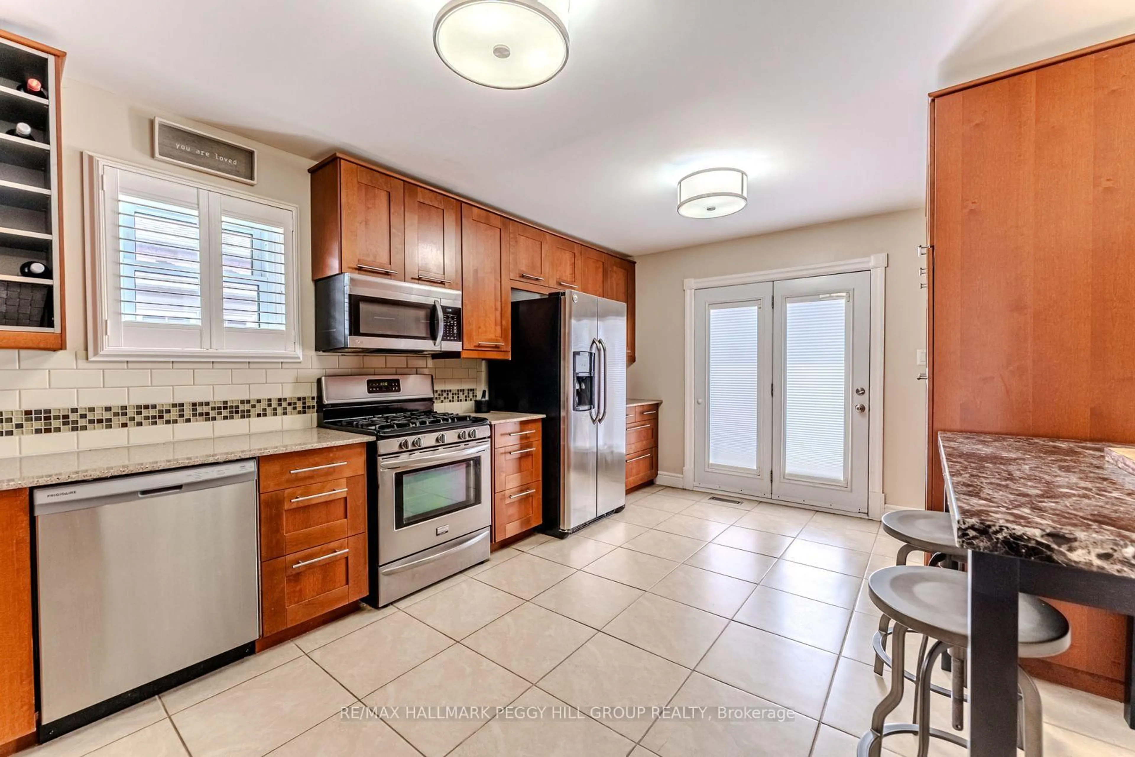 Open concept kitchen, ceramic/tile floor for 122 Fletcher St, Bradford West Gwillimbury Ontario L3Z 2Y9