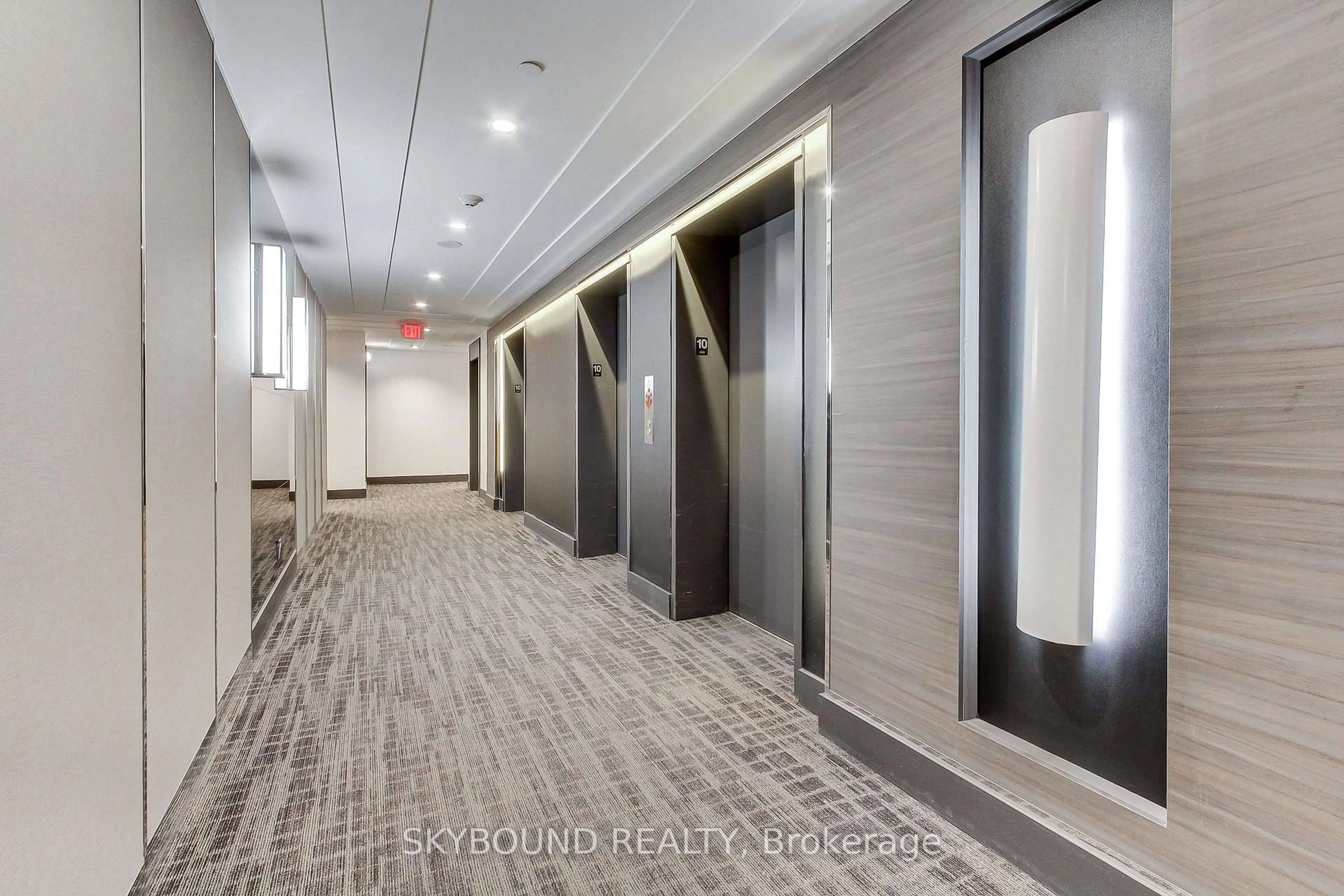 Indoor foyer for 9471 Yonge St #1007, Richmond Hill Ontario L4C 0Z5