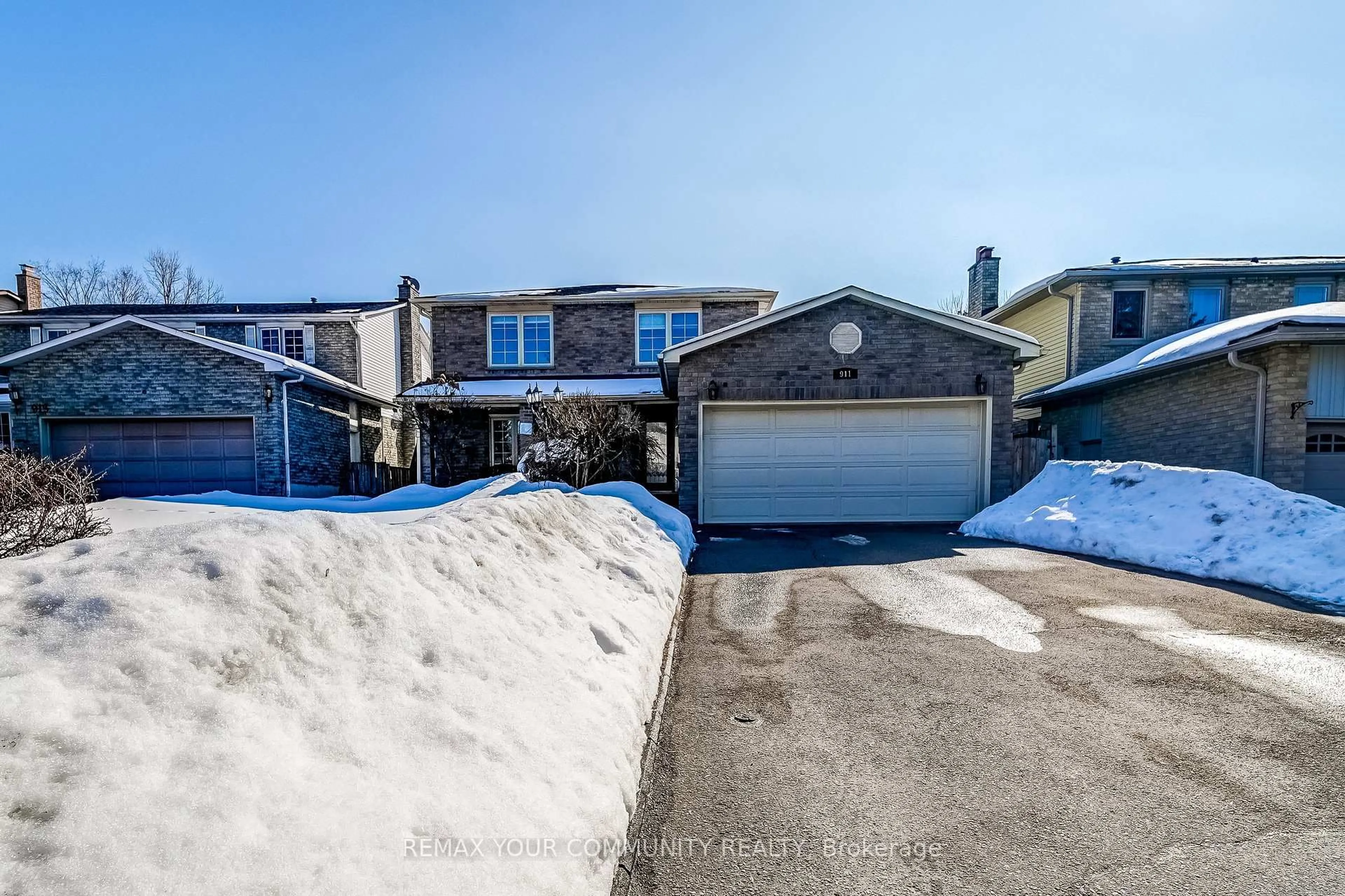 A pic from outside/outdoor area/front of a property/back of a property/a pic from drone, street for 911 Ferndale Cres, Newmarket Ontario L3Y 6B6