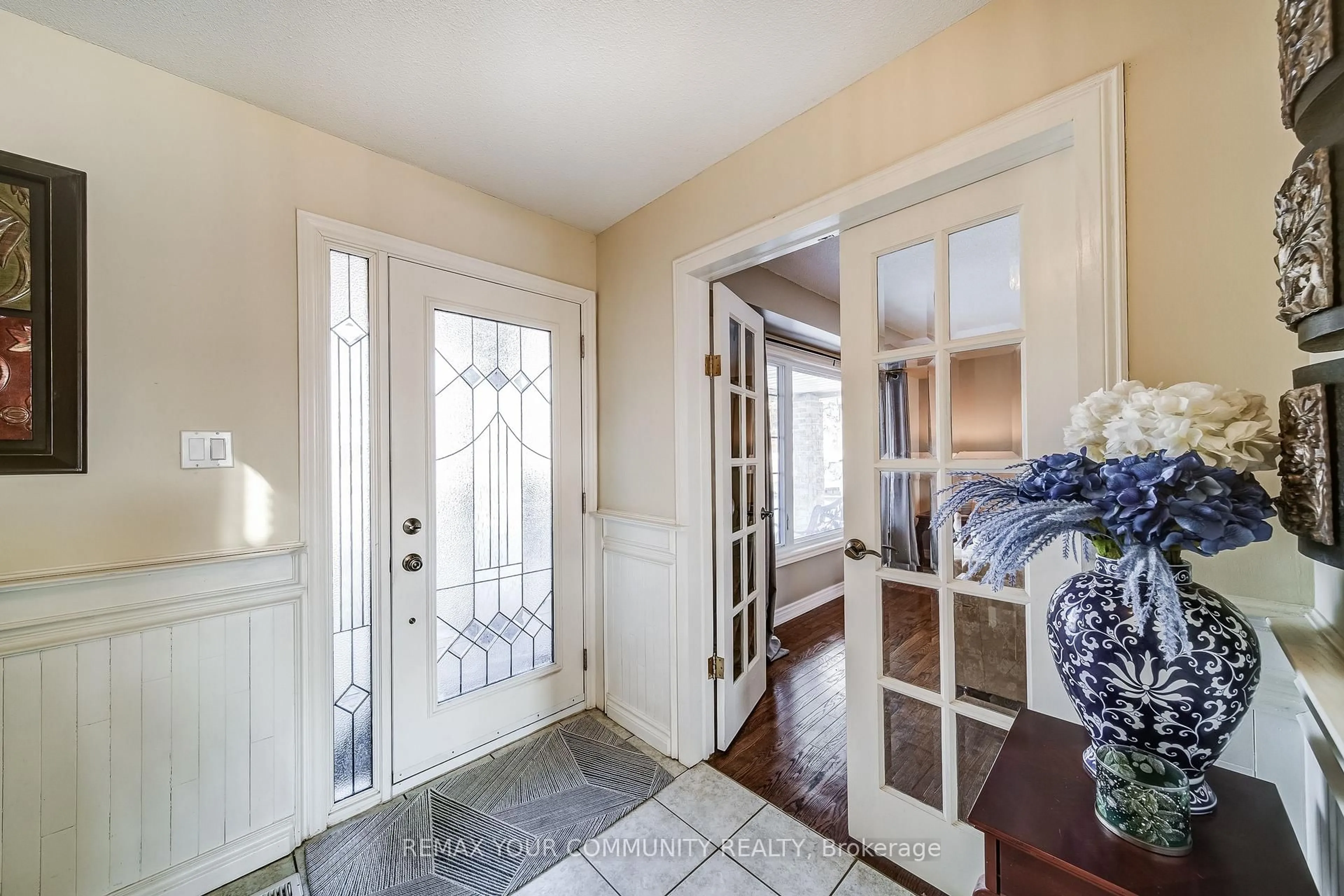 Indoor entryway for 911 Ferndale Cres, Newmarket Ontario L3Y 6B6