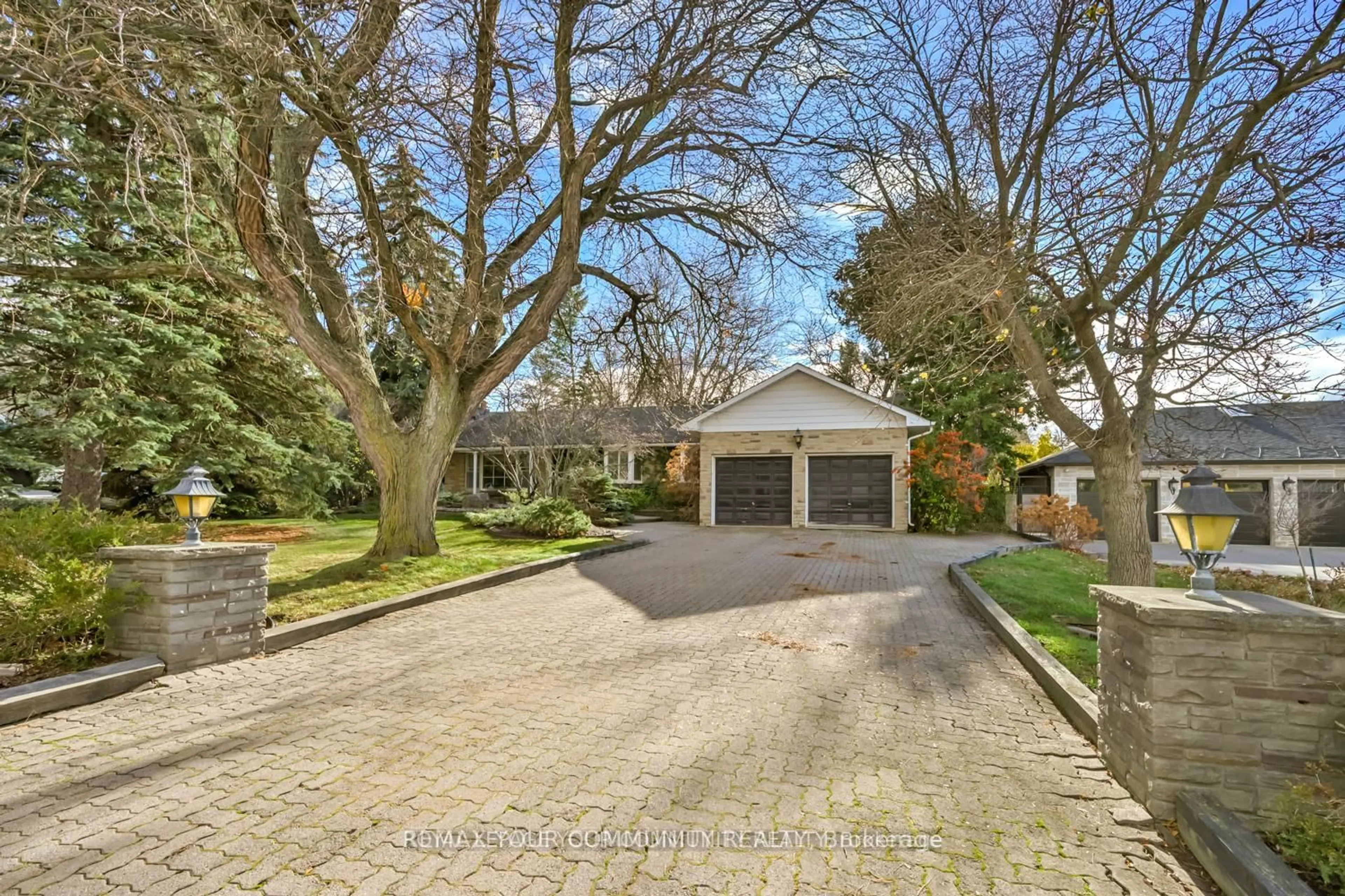 A pic from outside/outdoor area/front of a property/back of a property/a pic from drone, street for 23 Denham Dr, Richmond Hill Ontario L4C 6H6