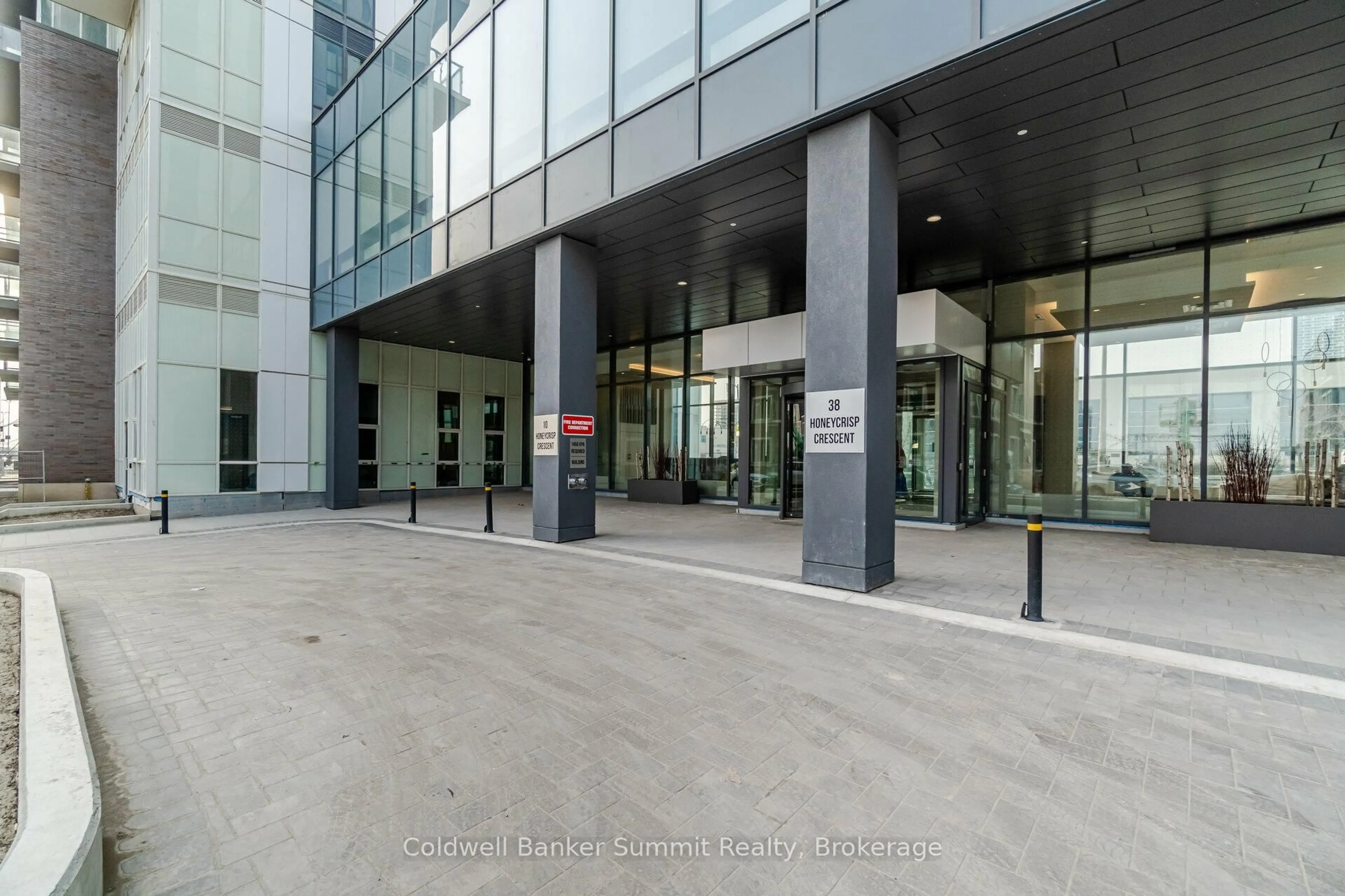 Indoor foyer for 38 Honeycrisp Cres #1019, Vaughan Ontario L4K 0M8