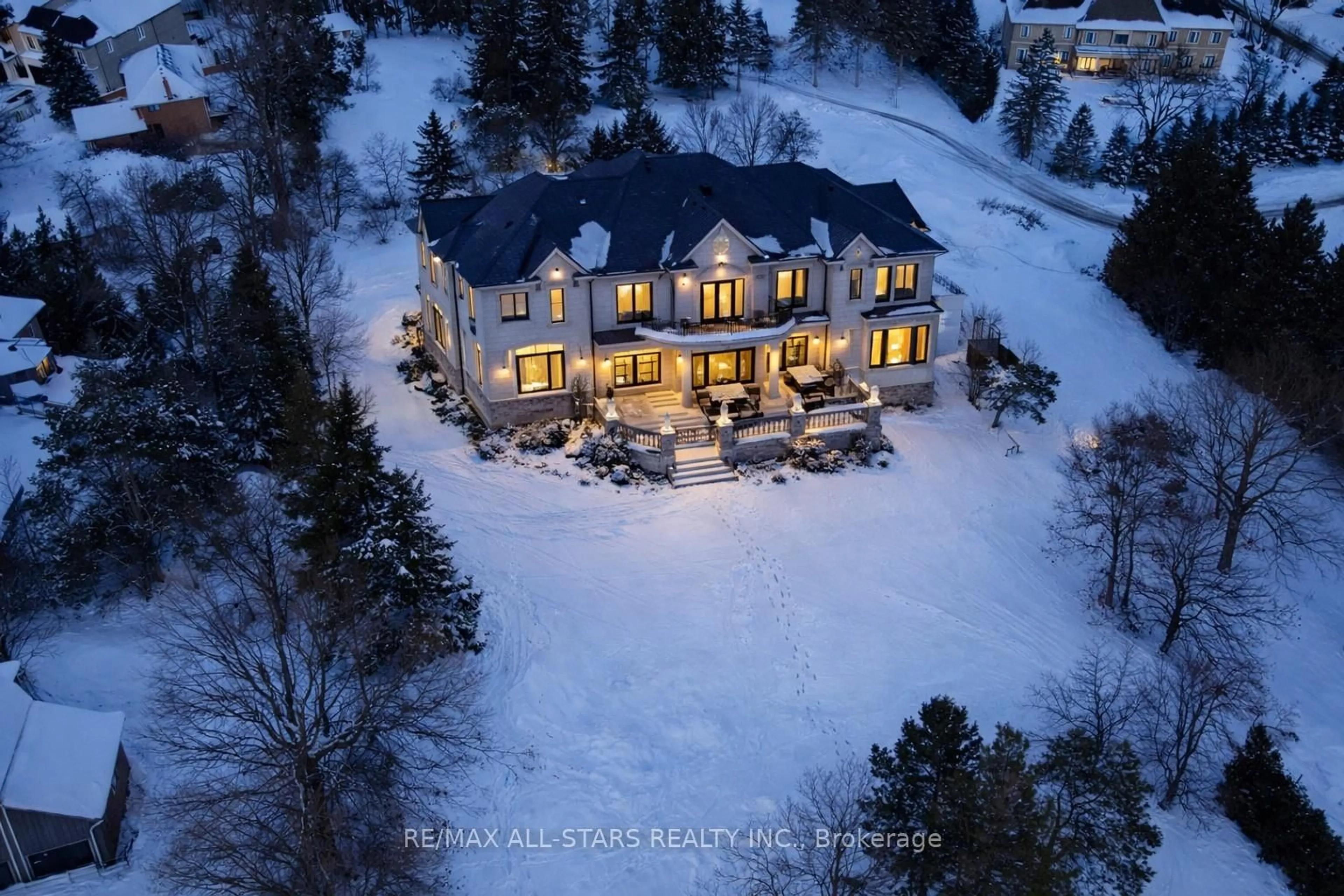 A pic from outside/outdoor area/front of a property/back of a property/a pic from drone, mountain view for 9 Kenlea Crt, Aurora Ontario L4G 6E1