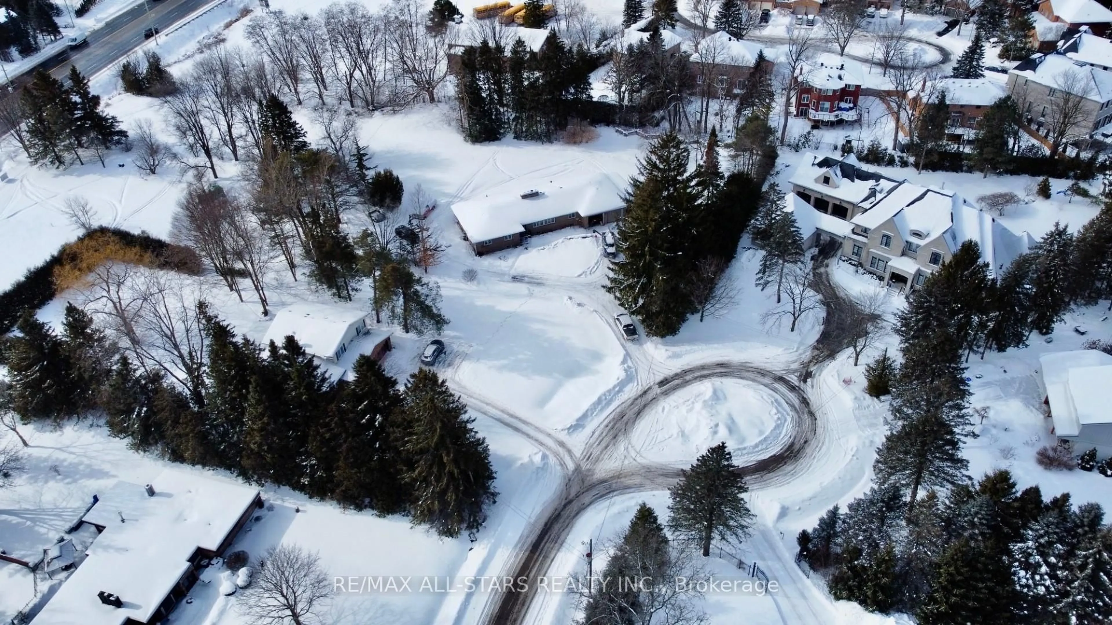 A pic from outside/outdoor area/front of a property/back of a property/a pic from drone, street for 9 Kenlea Crt, Aurora Ontario L4G 6E1