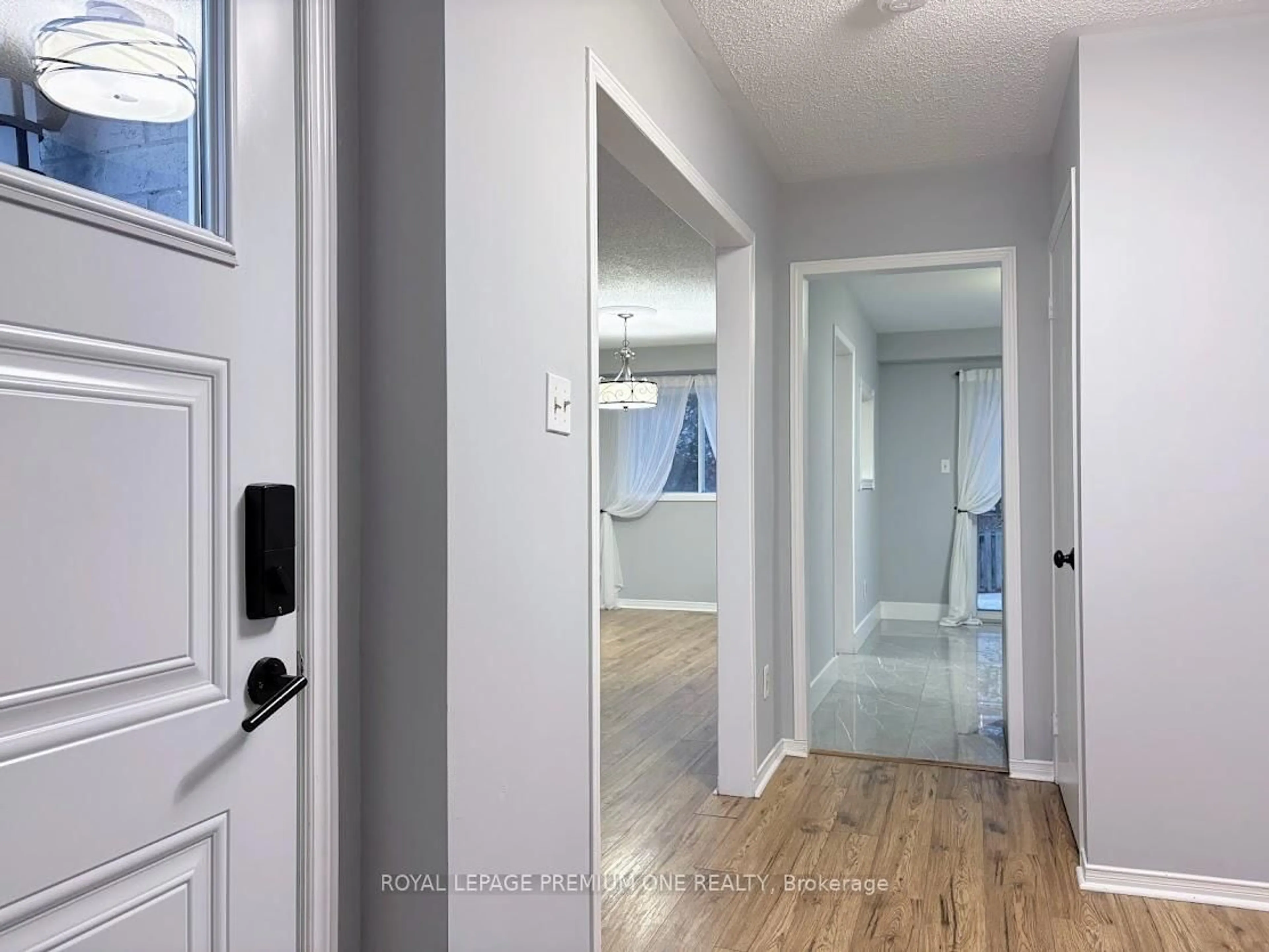 Indoor entryway for 69 Mcknight Cres, New Tecumseth Ontario L0G 1W0