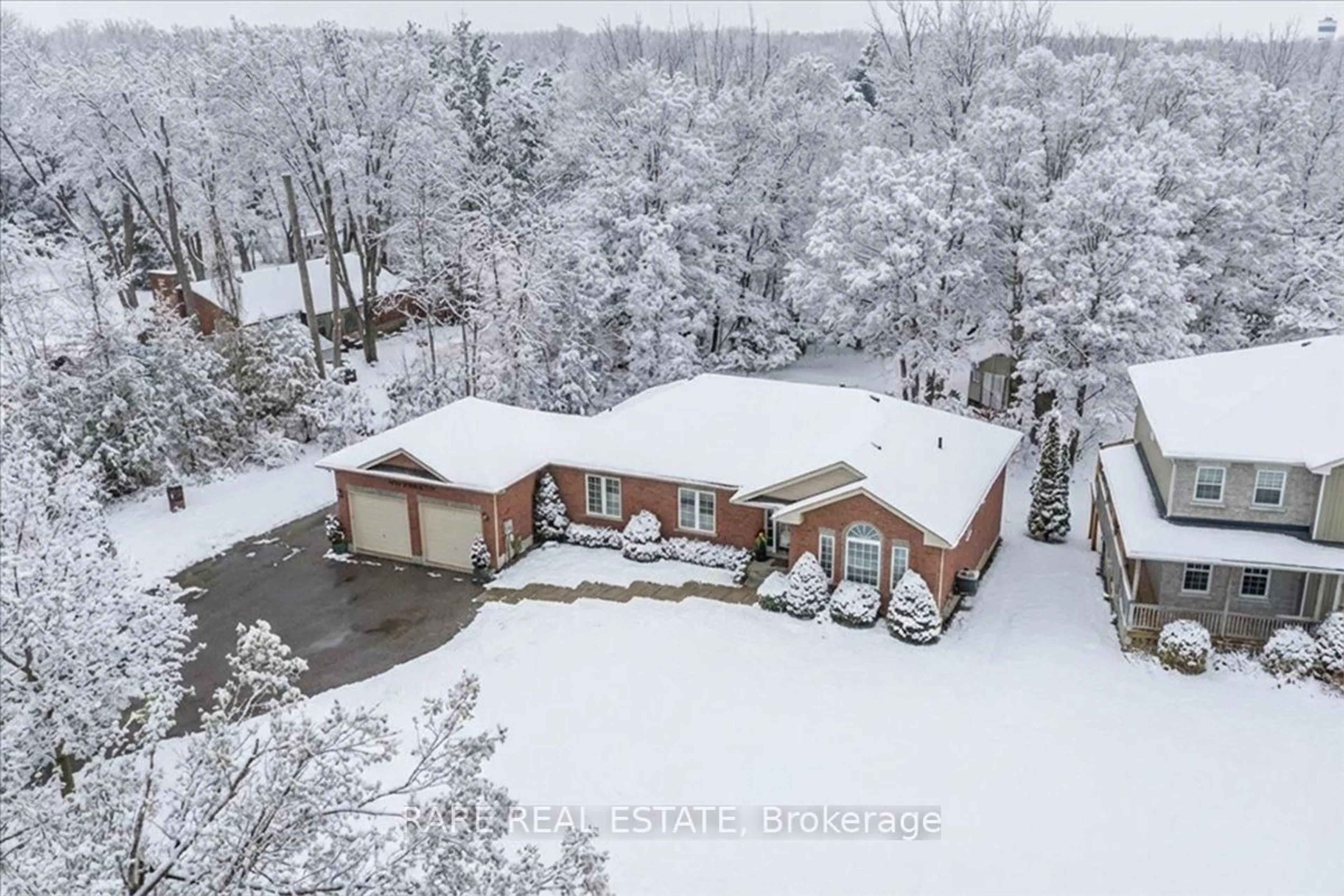 A pic from outside/outdoor area/front of a property/back of a property/a pic from drone, unknown for 3618 Linda St, Innisfil Ontario L9S 2L2
