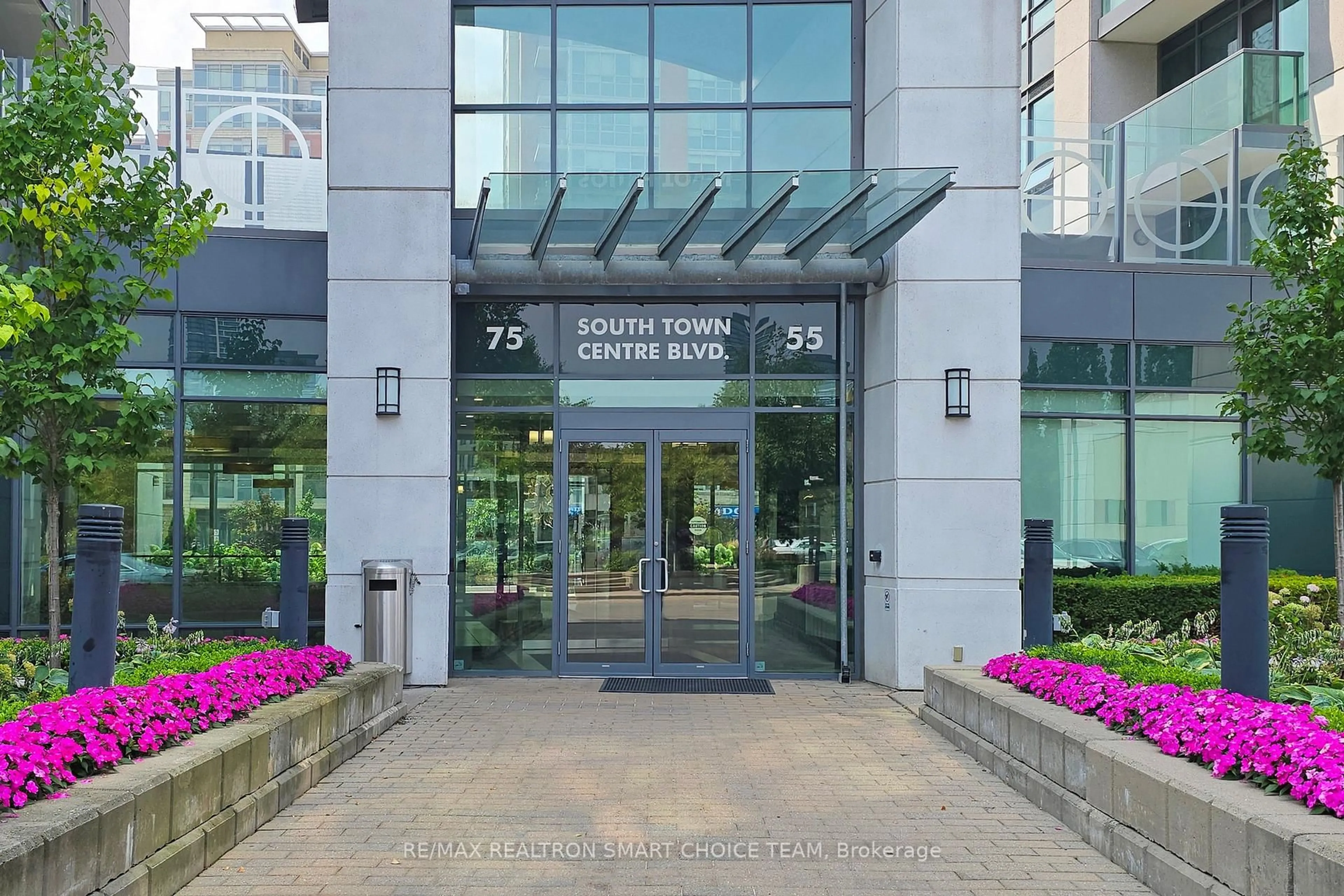 Indoor foyer for 75 South Town Centre Blvd #1511, Markham Ontario L6G 0B3