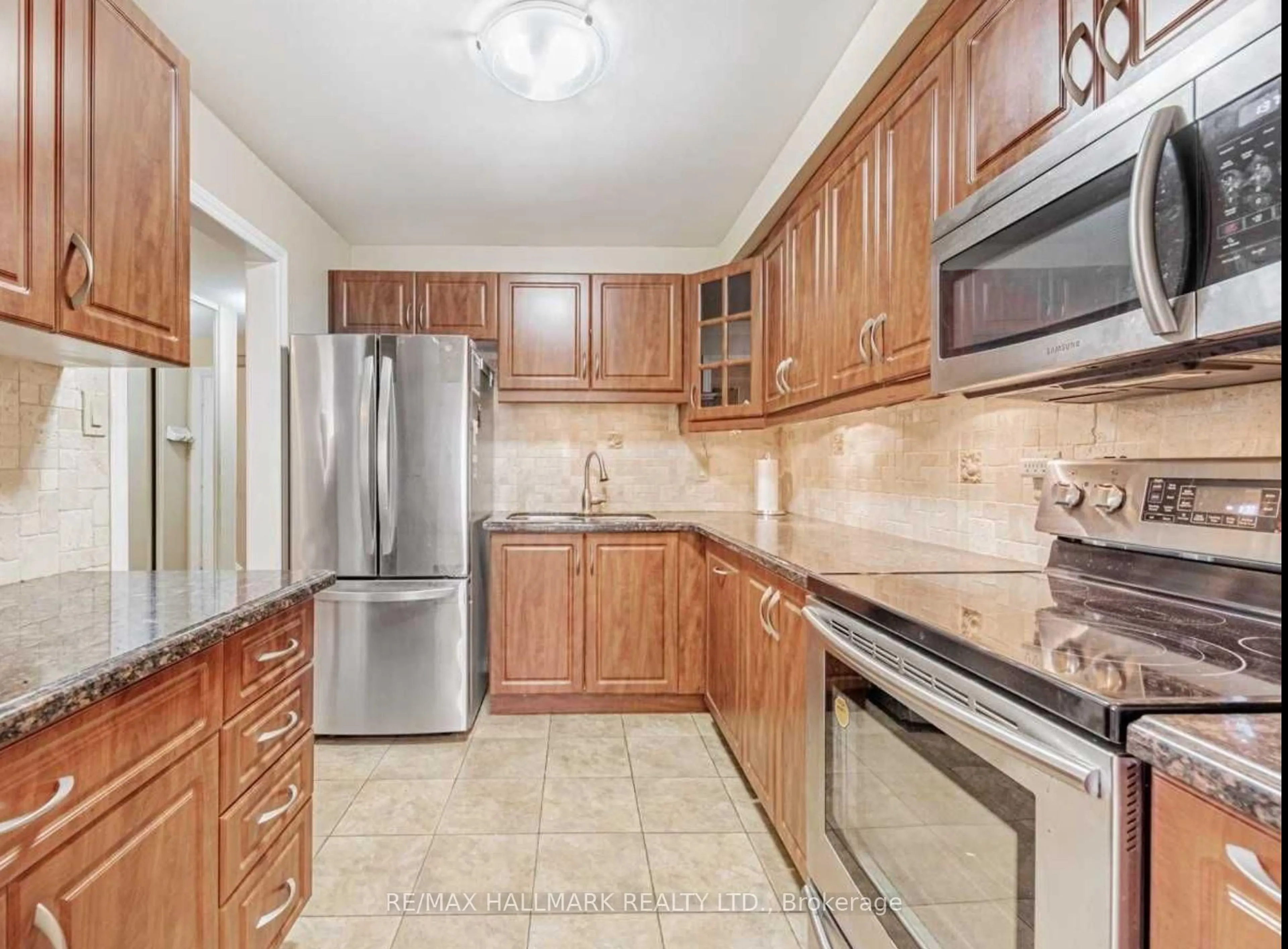 Standard kitchen, ceramic/tile floor for 184 Observatory Lane, Richmond Hill Ontario L4C 8K7