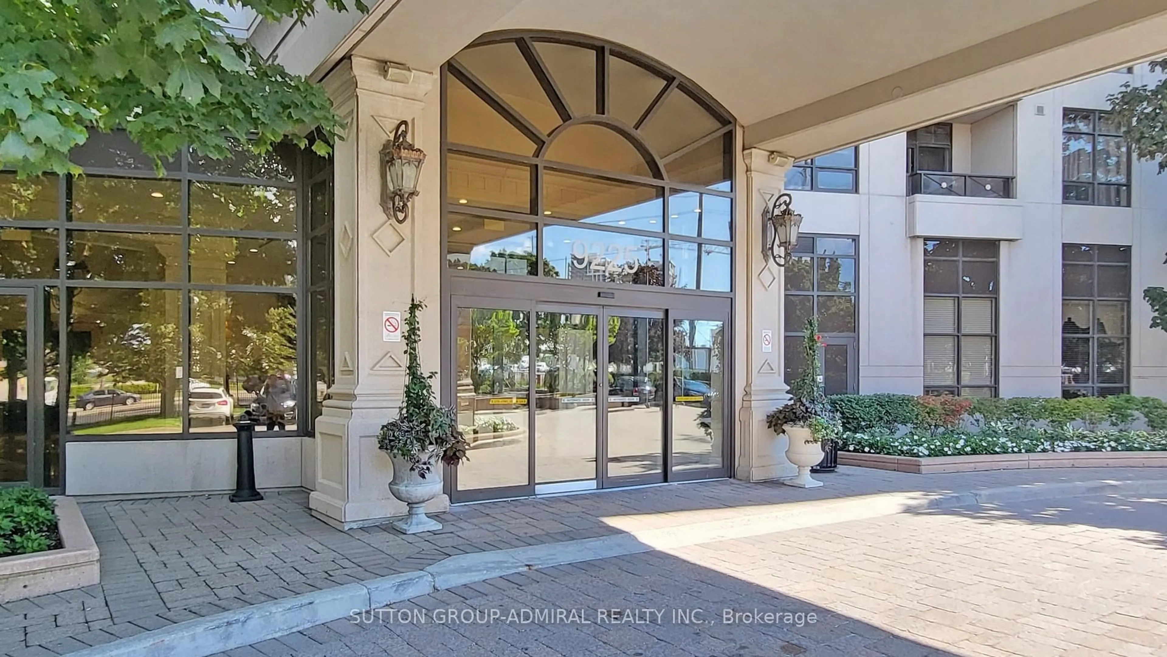 Indoor foyer for 9225 Jane St #607, Vaughan Ontario L6A 0J7