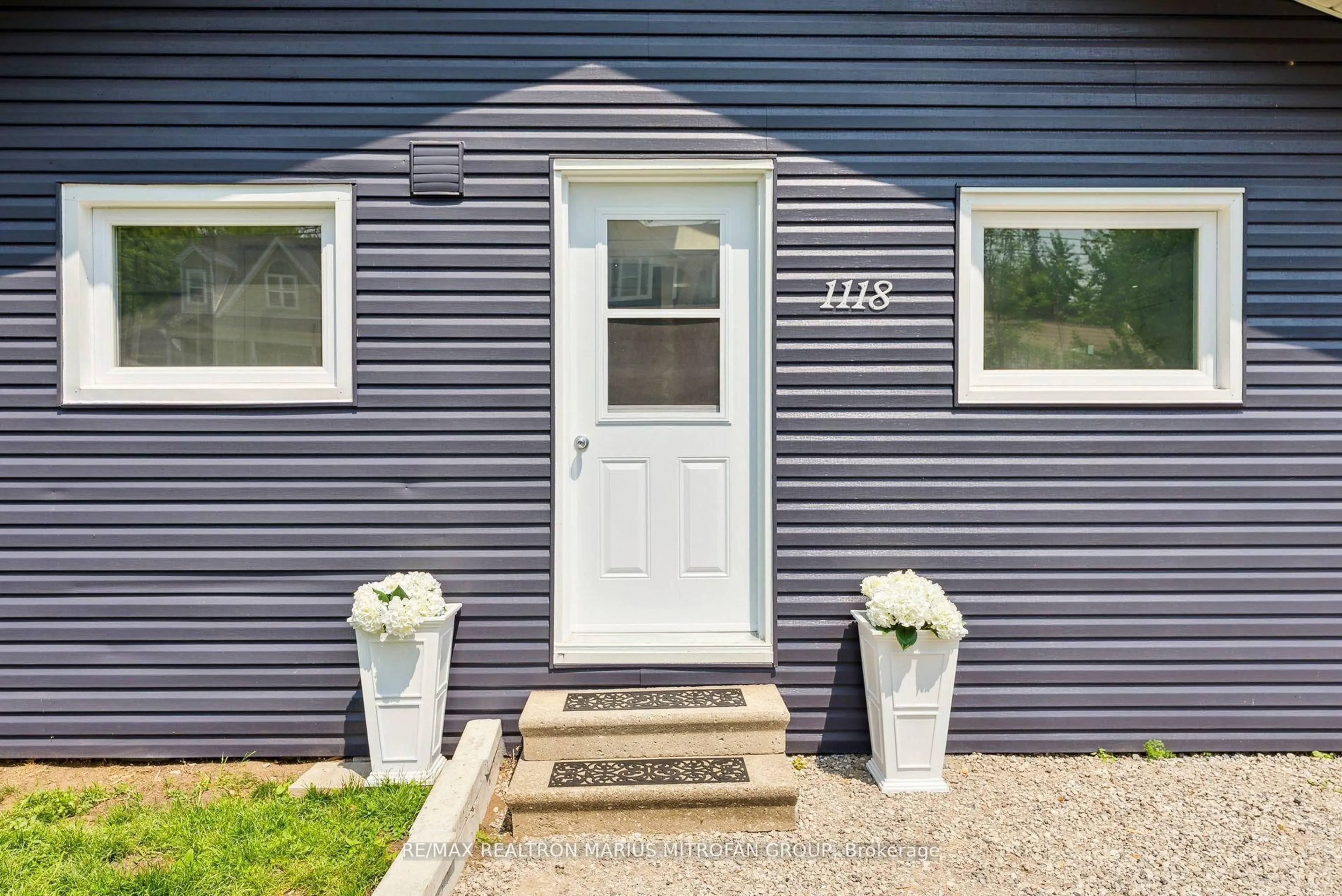 Home with vinyl exterior material, street for 1118 Stoney Point Rd, Innisfil Ontario L0L 1W0