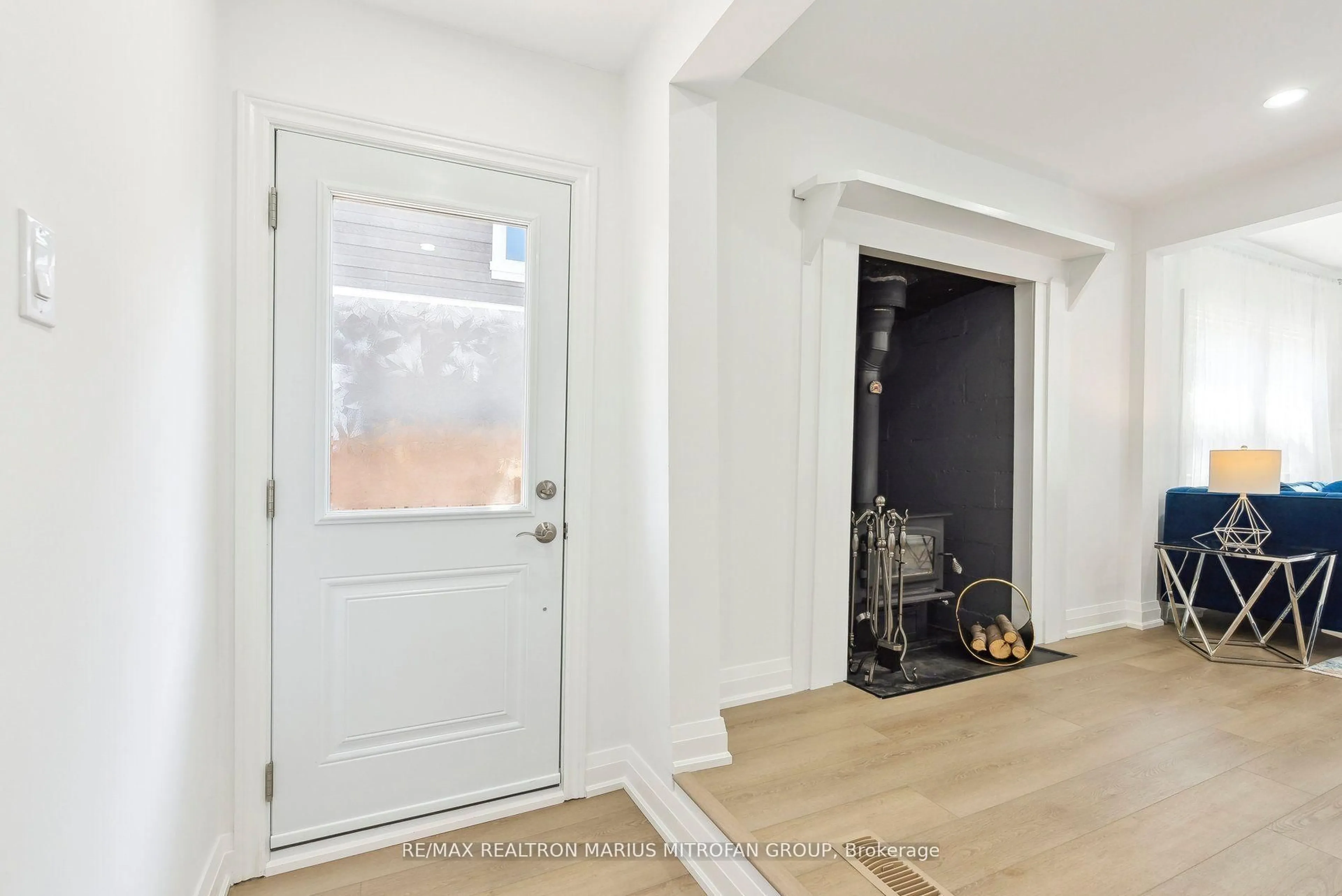 Indoor entryway for 1118 Stoney Point Rd, Innisfil Ontario L0L 1W0