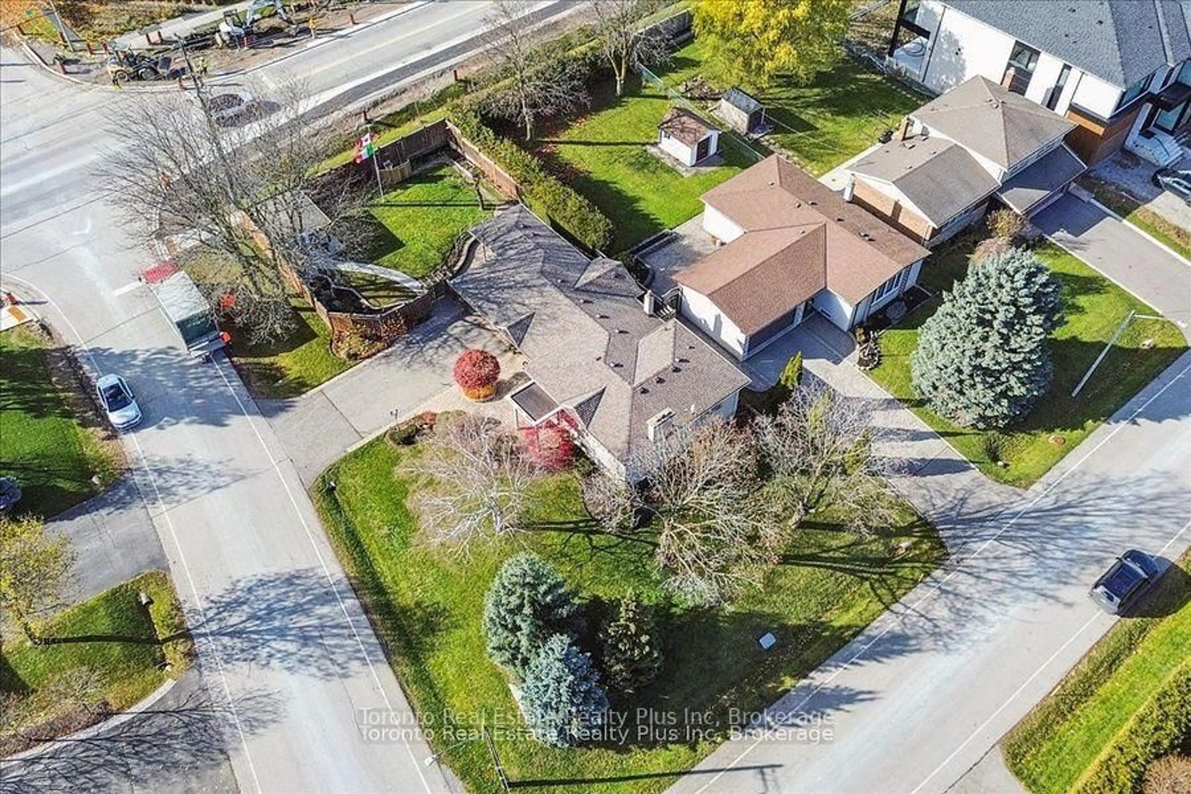 A pic from outside/outdoor area/front of a property/back of a property/a pic from drone, street for 10 Sevilla Blvd, Vaughan Ontario L0J 1C0