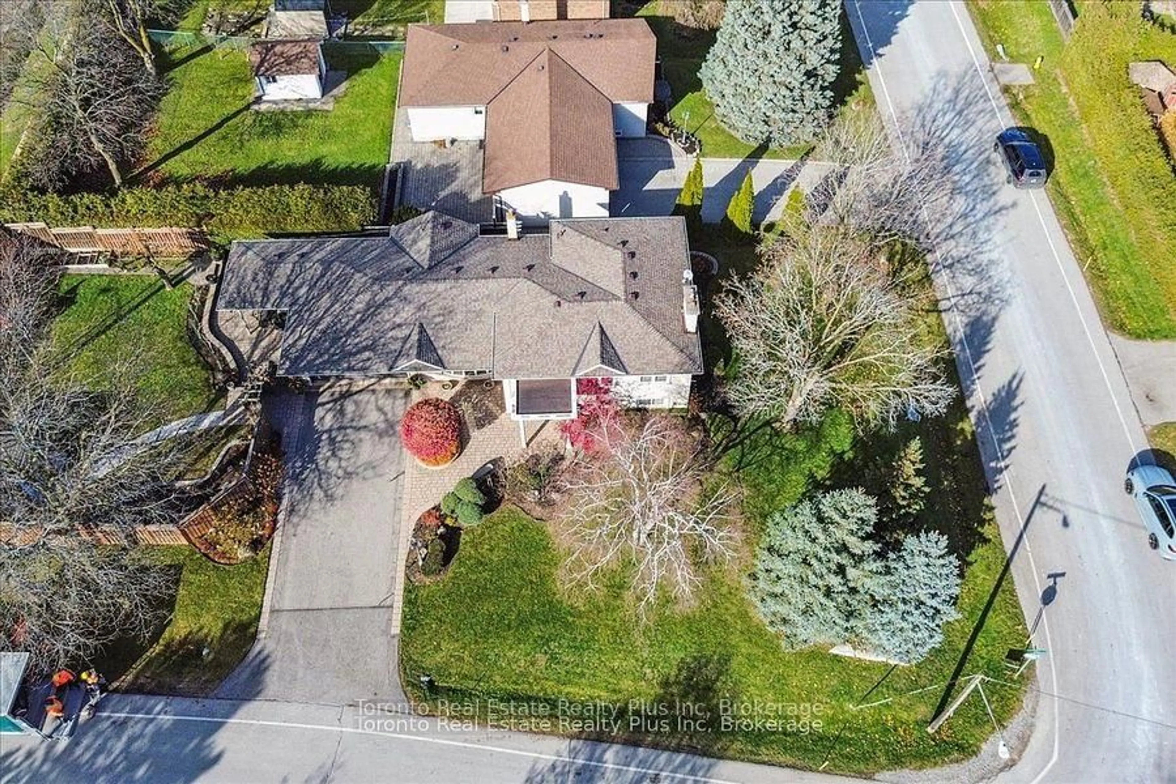 A pic from outside/outdoor area/front of a property/back of a property/a pic from drone, street for 10 Sevilla Blvd, Vaughan Ontario L0J 1C0