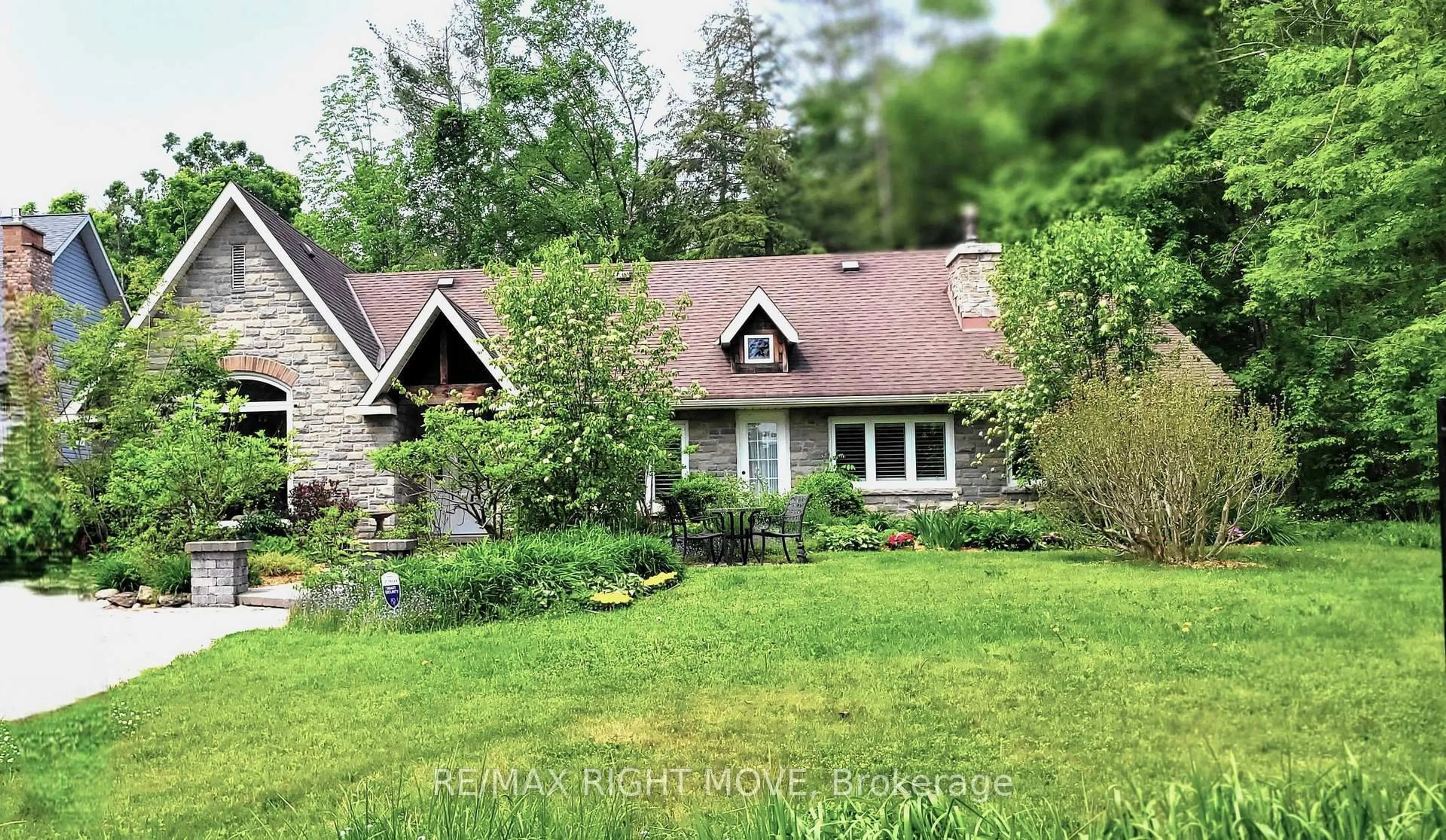 A pic from outside/outdoor area/front of a property/back of a property/a pic from drone, unknown for 3528 Glenhaven Beach Rd, Innisfil Ontario L9S 2Z3