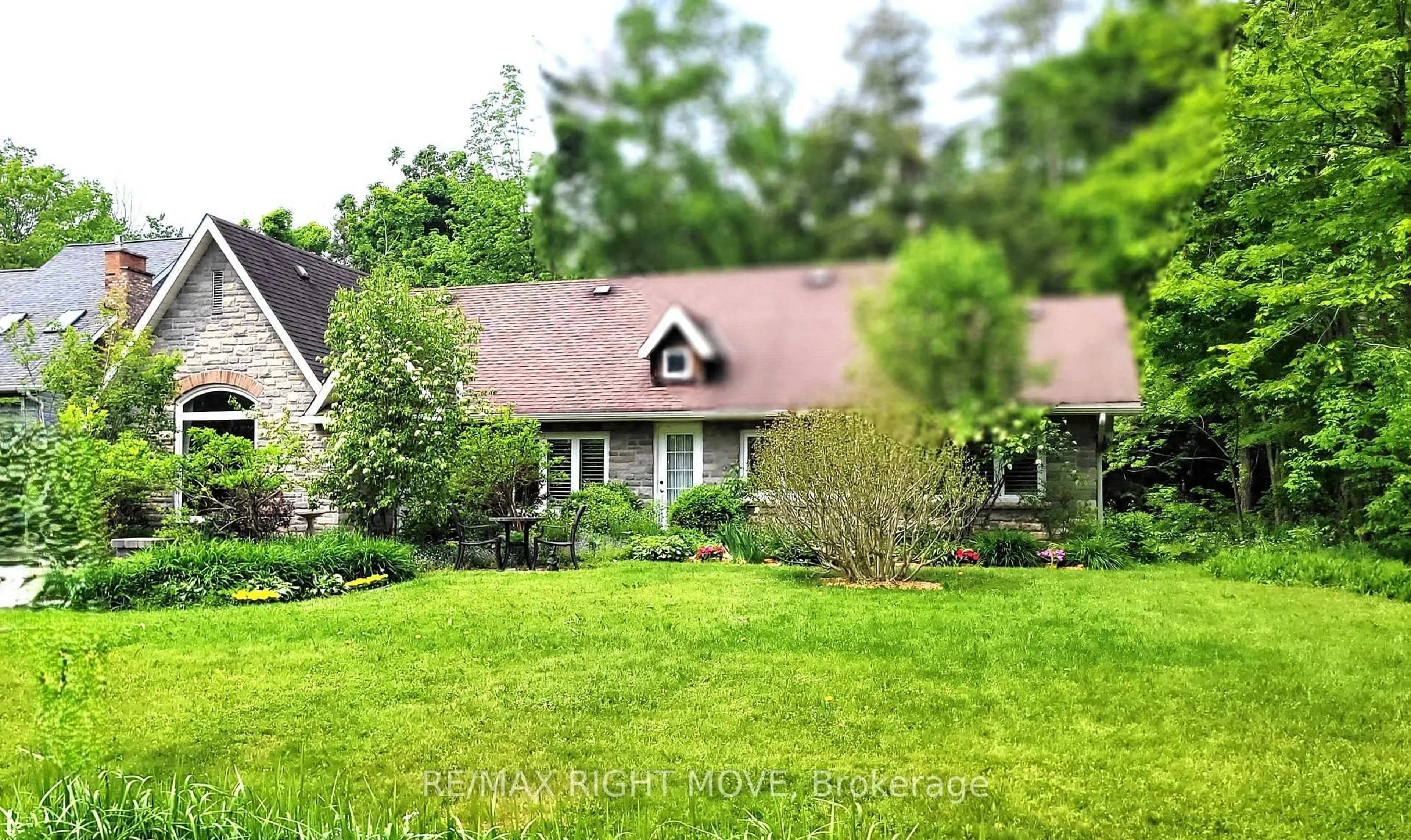 A pic from outside/outdoor area/front of a property/back of a property/a pic from drone, unknown for 3528 Glenhaven Beach Rd, Innisfil Ontario L9S 2Z3