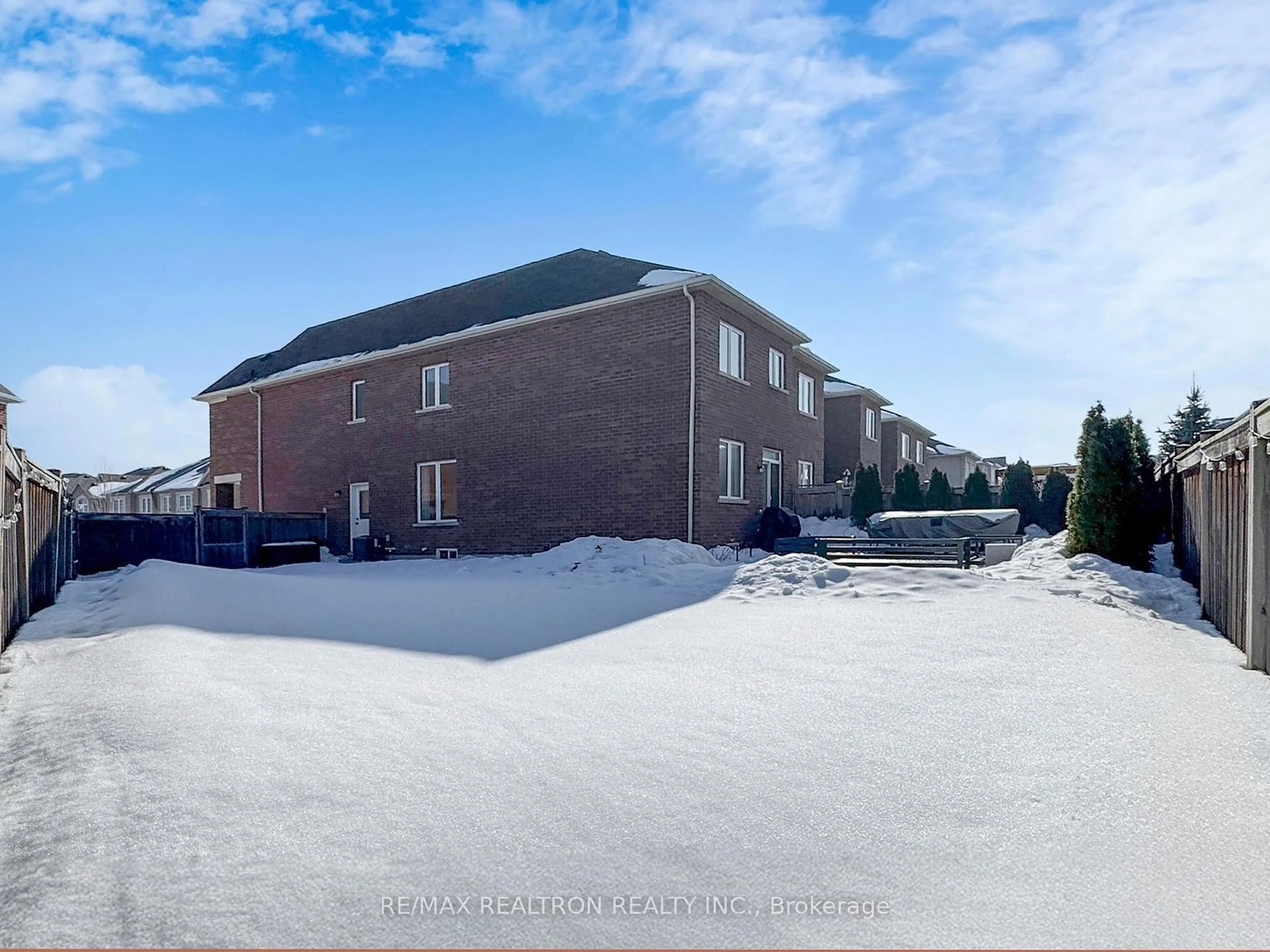 A pic from outside/outdoor area/front of a property/back of a property/a pic from drone, building for 18 London Pride Dr, Richmond Hill Ontario L4E 0X2