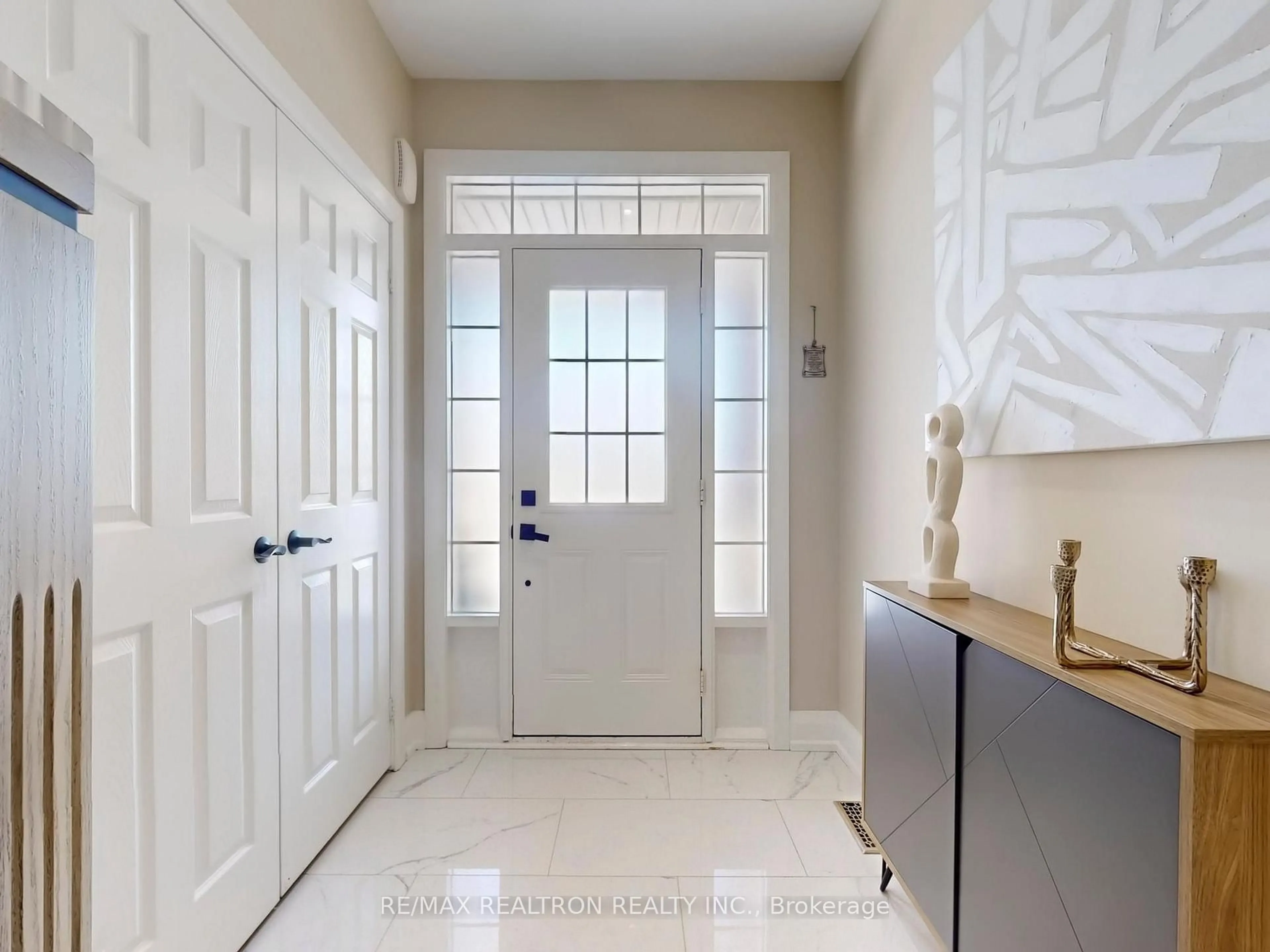 Indoor entryway for 18 London Pride Dr, Richmond Hill Ontario L4E 0X2