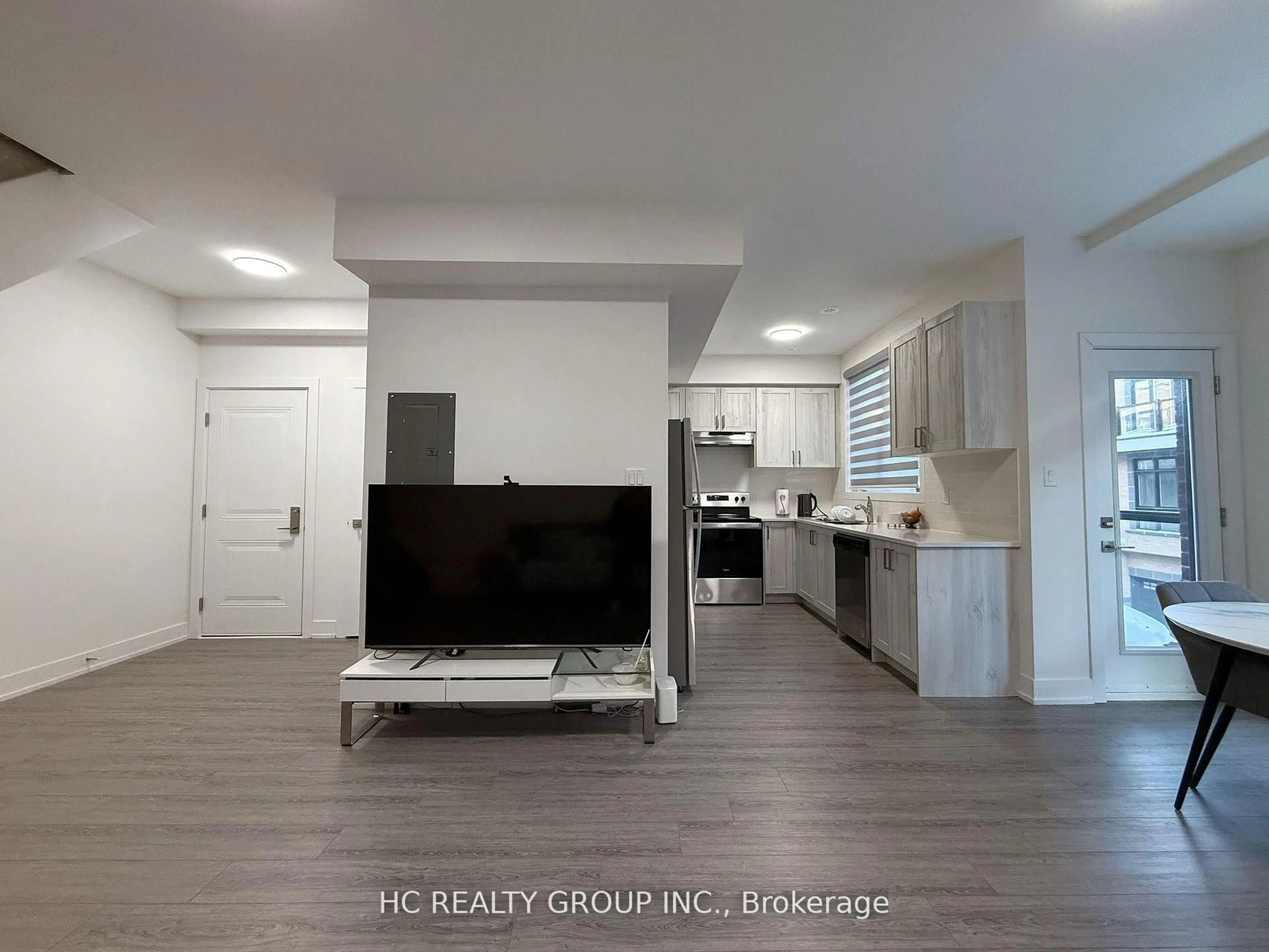 A pic of a room for 3 bond Cres #6, Richmond Hill Ontario L4E 1J4