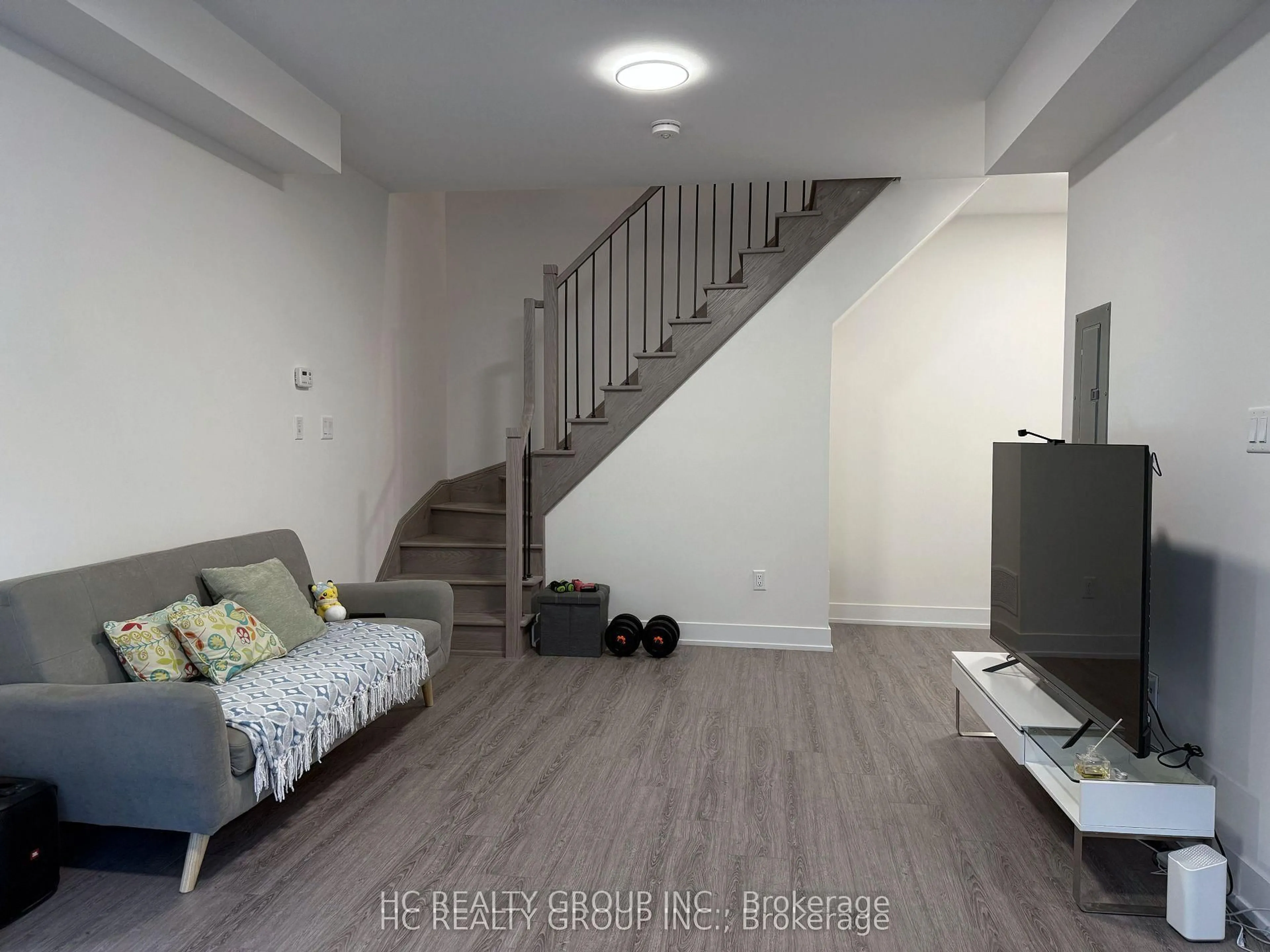 A pic of a room for 3 bond Cres #6, Richmond Hill Ontario L4E 1J4