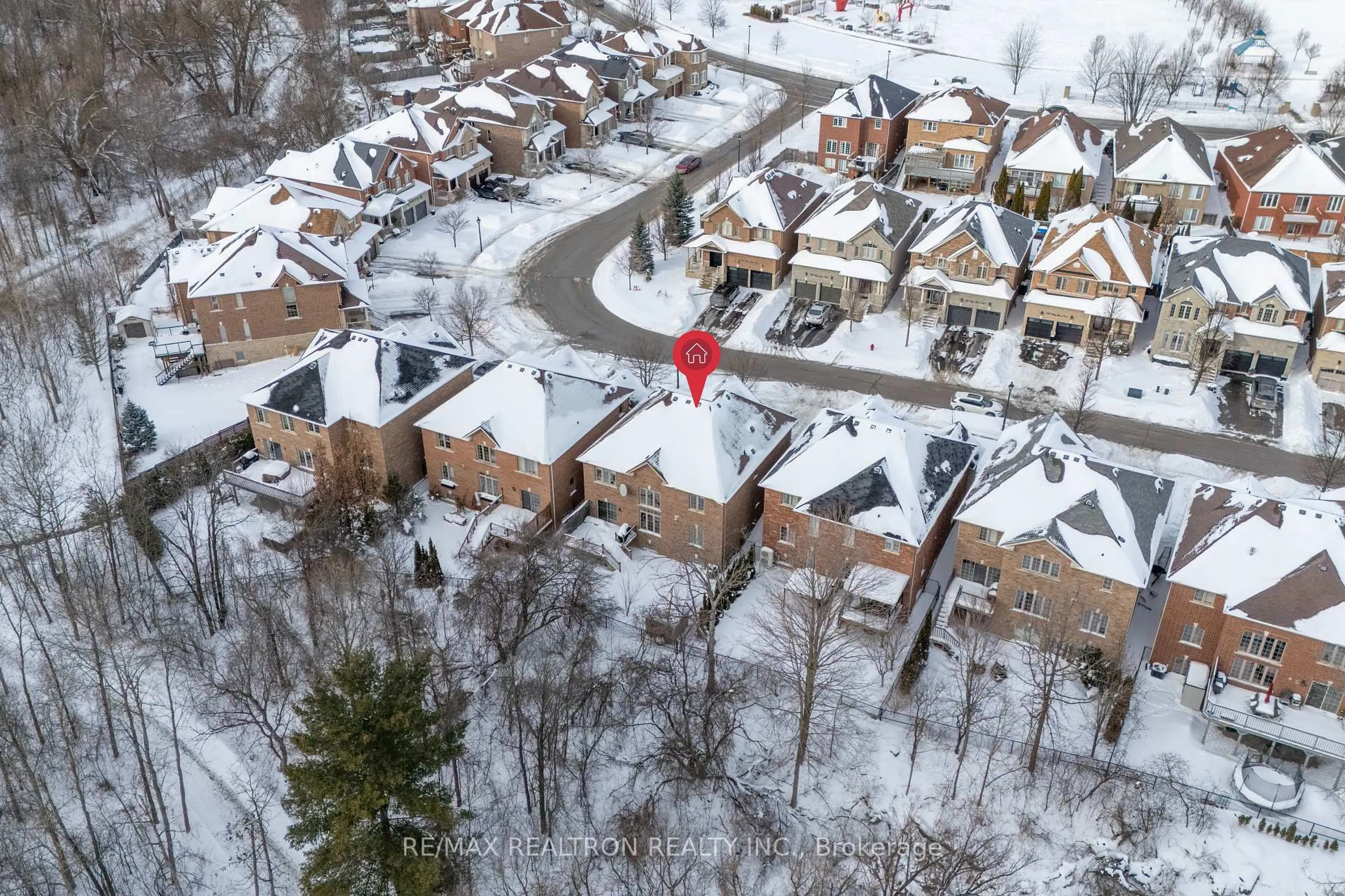 A pic from outside/outdoor area/front of a property/back of a property/a pic from drone, street for 740 Valley Green Tr, Newmarket Ontario L3X 2V7