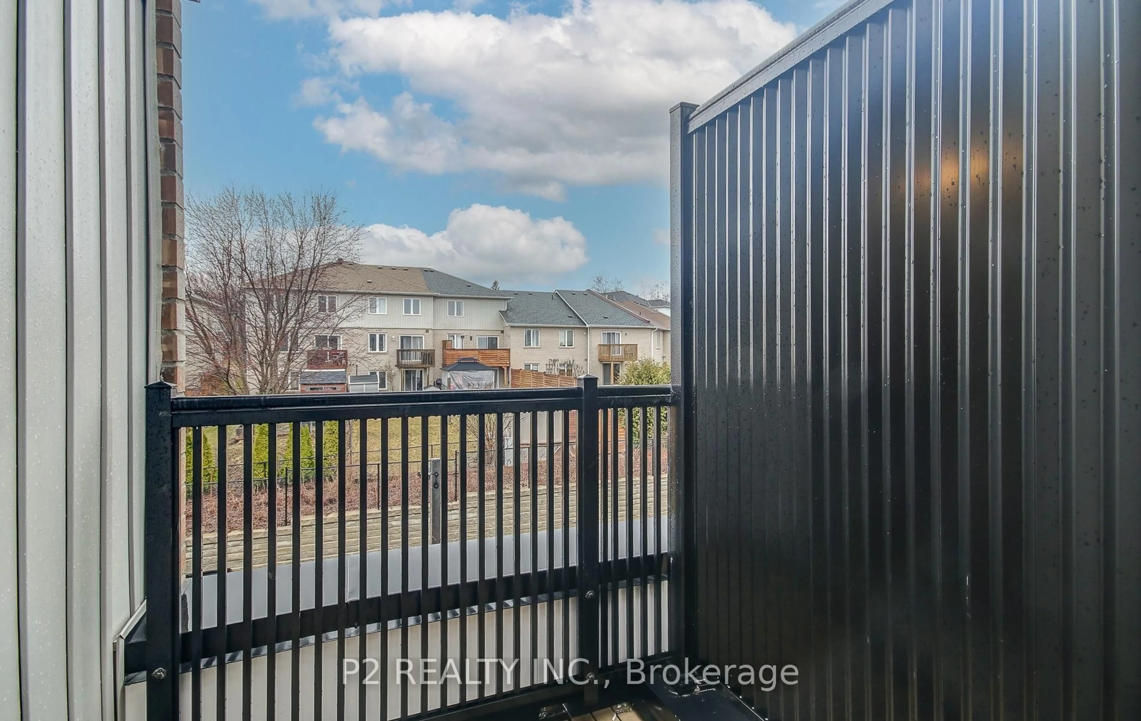 A pic from outside/outdoor area/front of a property/back of a property/a pic from drone, unknown for 40 Baynes Way #11, Bradford West Gwillimbury Ontario L3Z 4M4