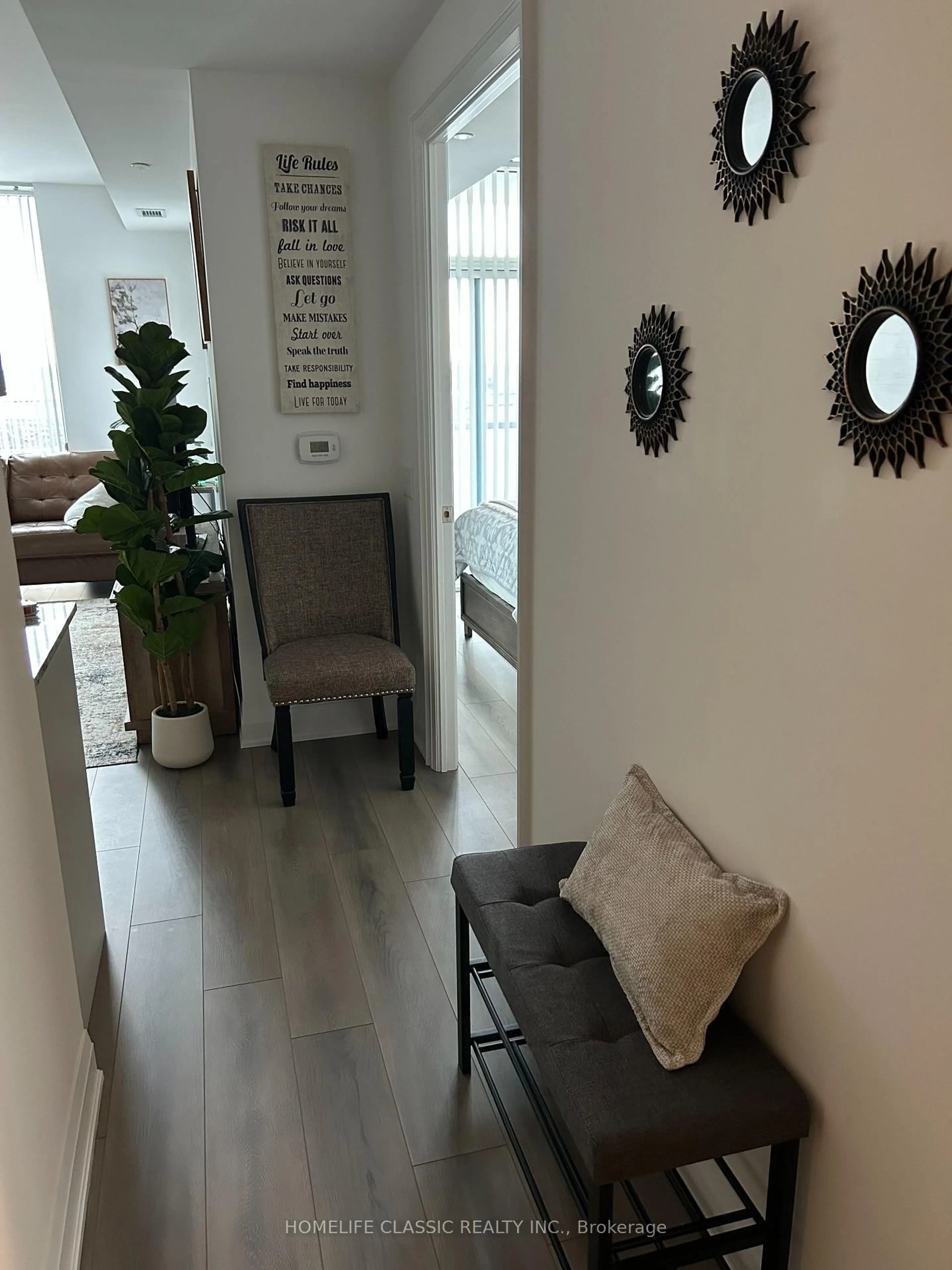 Indoor entryway for 10 Gatineau Dr, Vaughan Ontario L4J 0L2