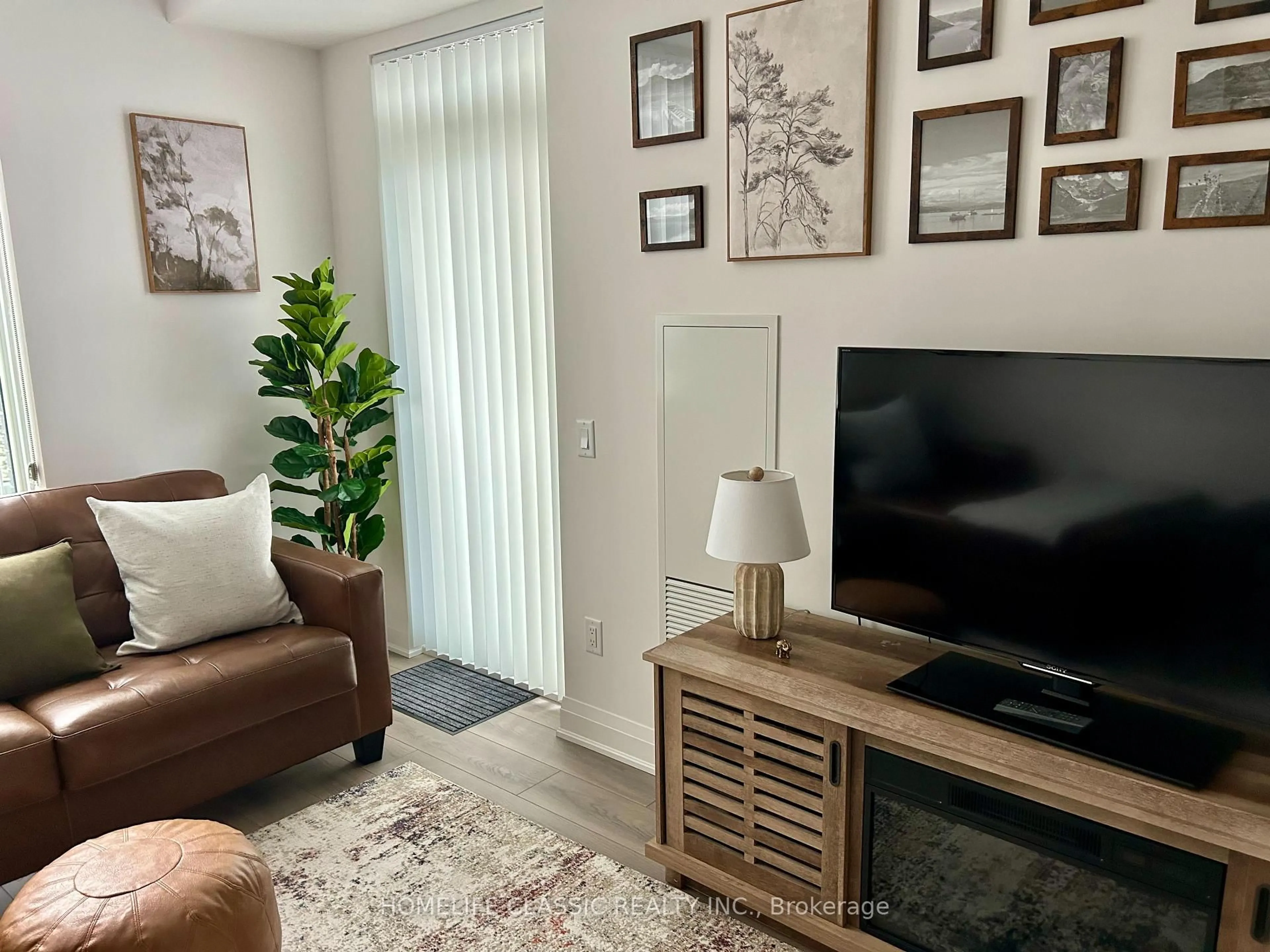 Living room with furniture, unknown for 10 Gatineau Dr, Vaughan Ontario L4J 0L2