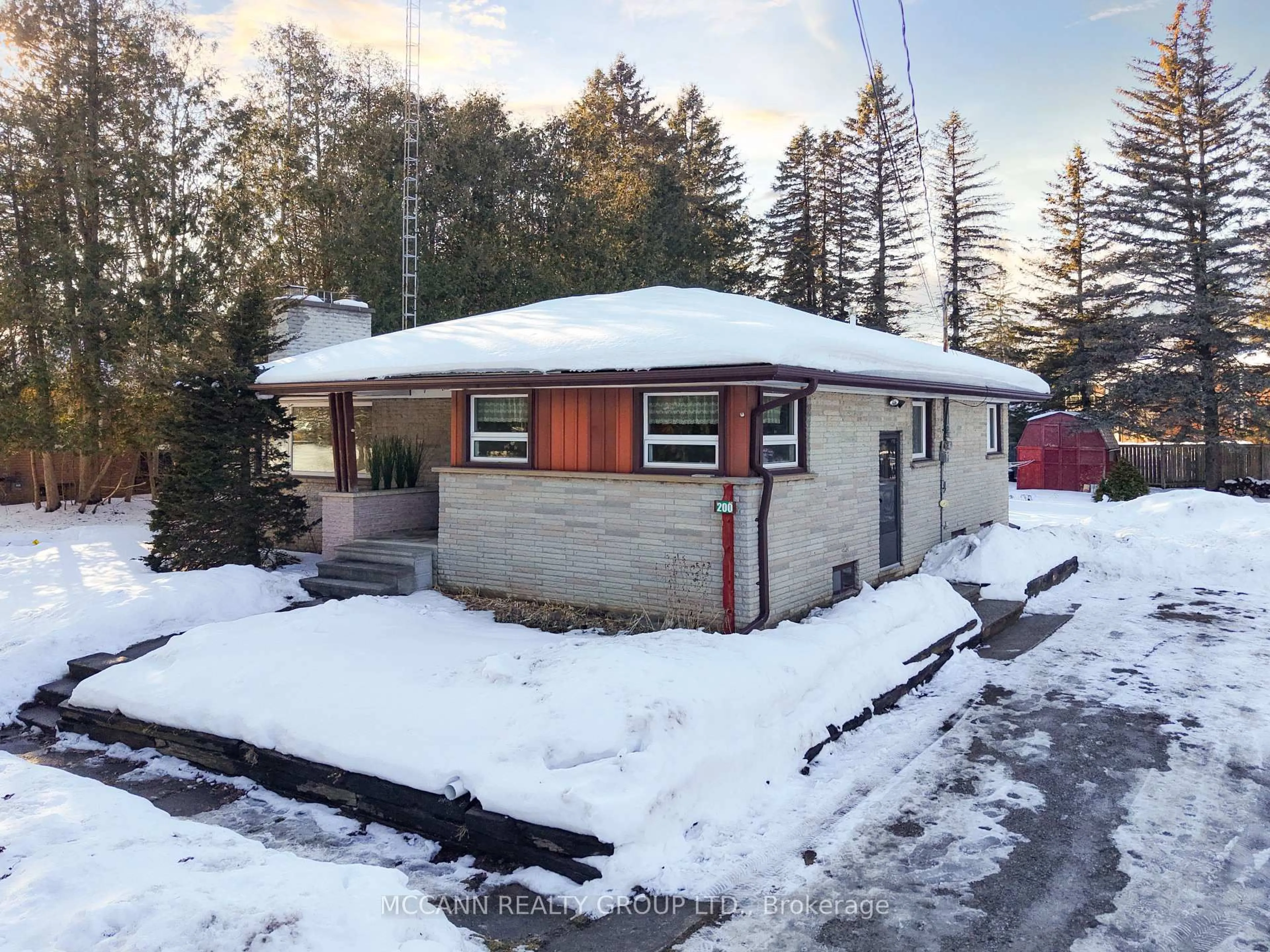 A pic from outside/outdoor area/front of a property/back of a property/a pic from drone, building for 200 Toronto St, Uxbridge Ontario L9P 1R1
