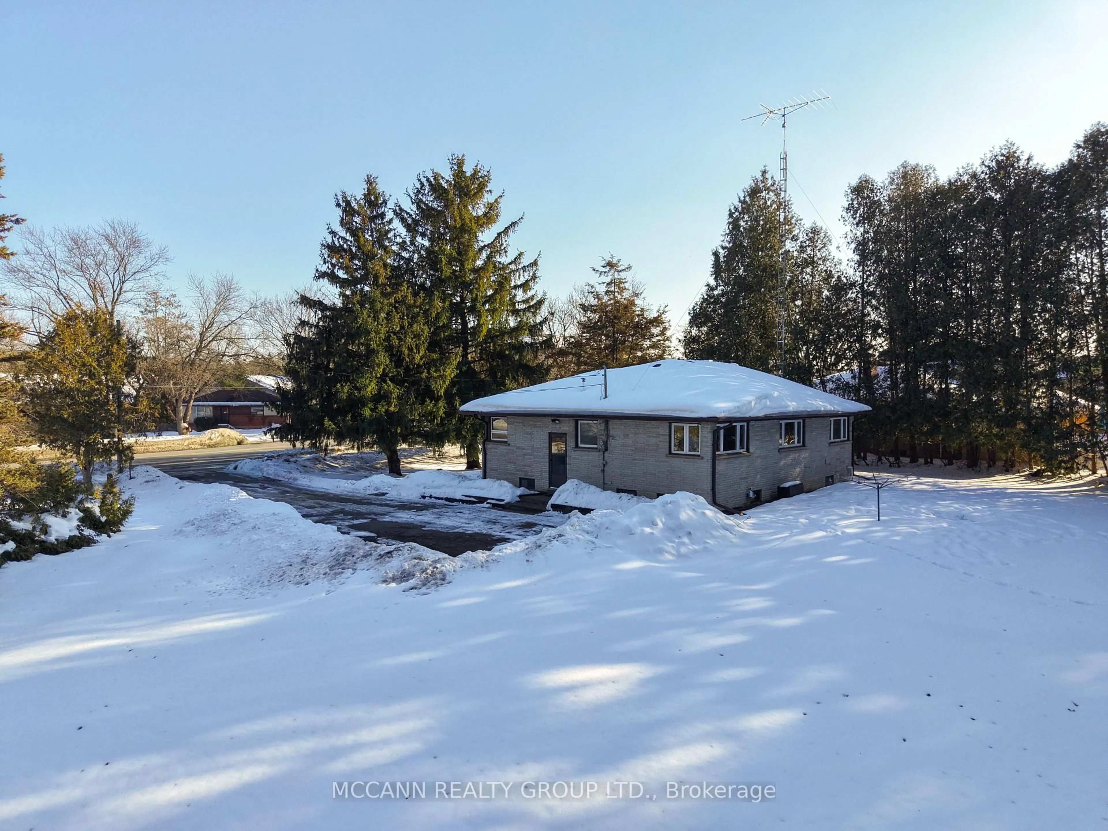 A pic from outside/outdoor area/front of a property/back of a property/a pic from drone, unknown for 200 Toronto St, Uxbridge Ontario L9P 1R1