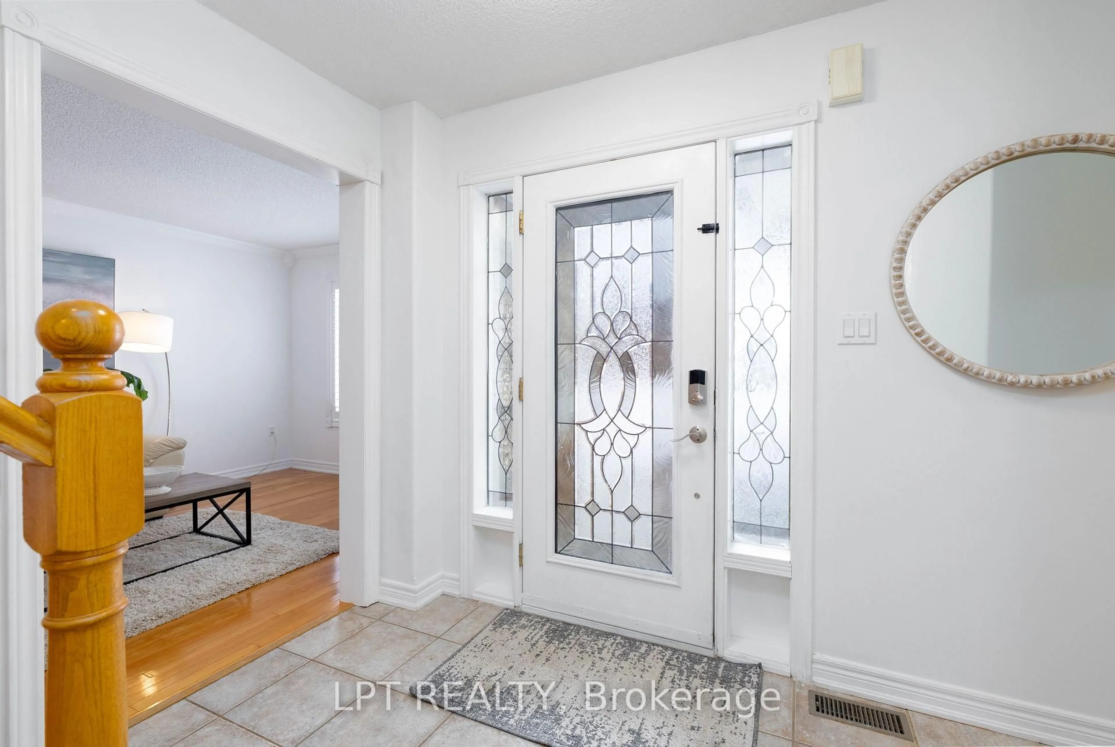 Indoor entryway for 36 Ivygreen Rd, Georgina Ontario L4P 4B7