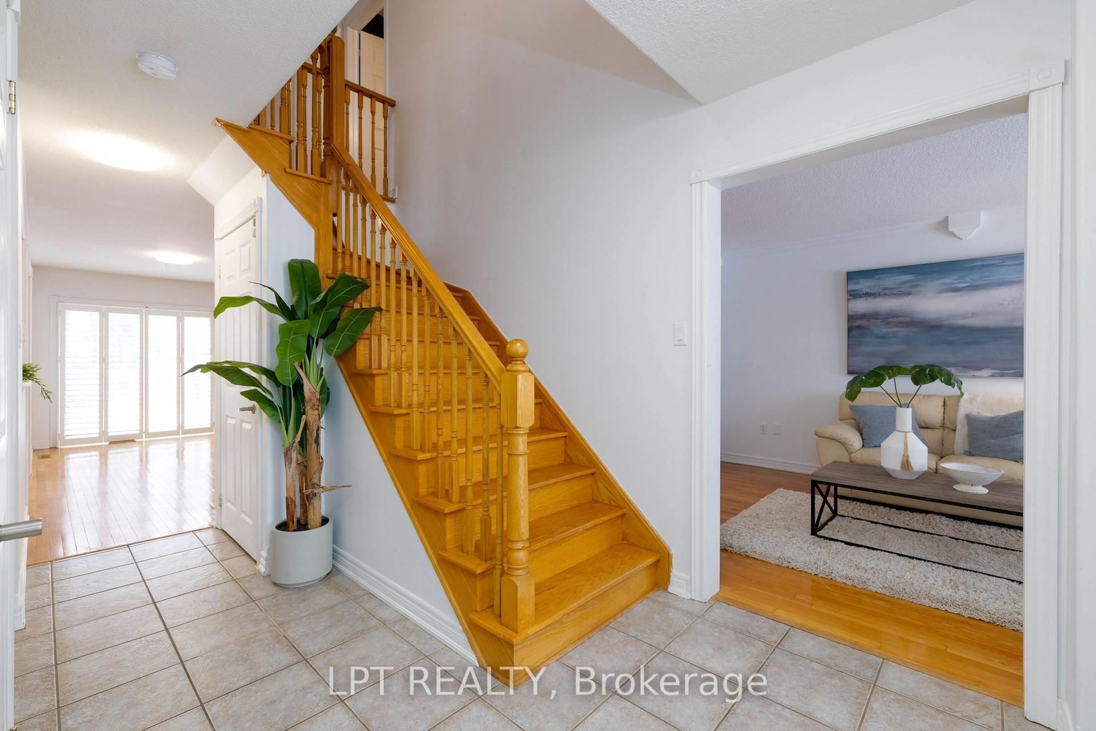 Indoor entryway for 36 Ivygreen Rd, Georgina Ontario L4P 4B7
