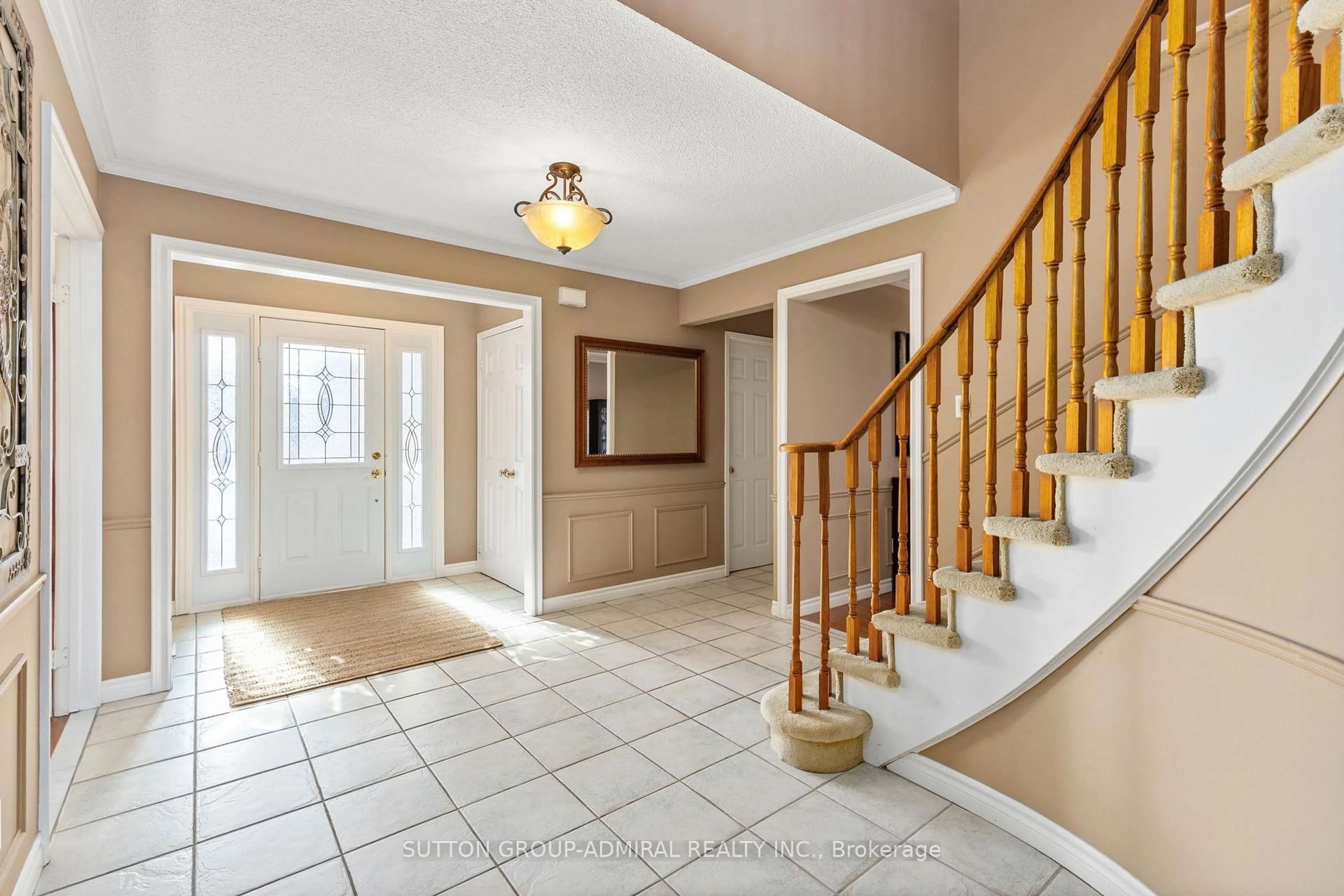 Indoor entryway for 73 Crystal Dr, Richmond Hill Ontario L4C 7Y7